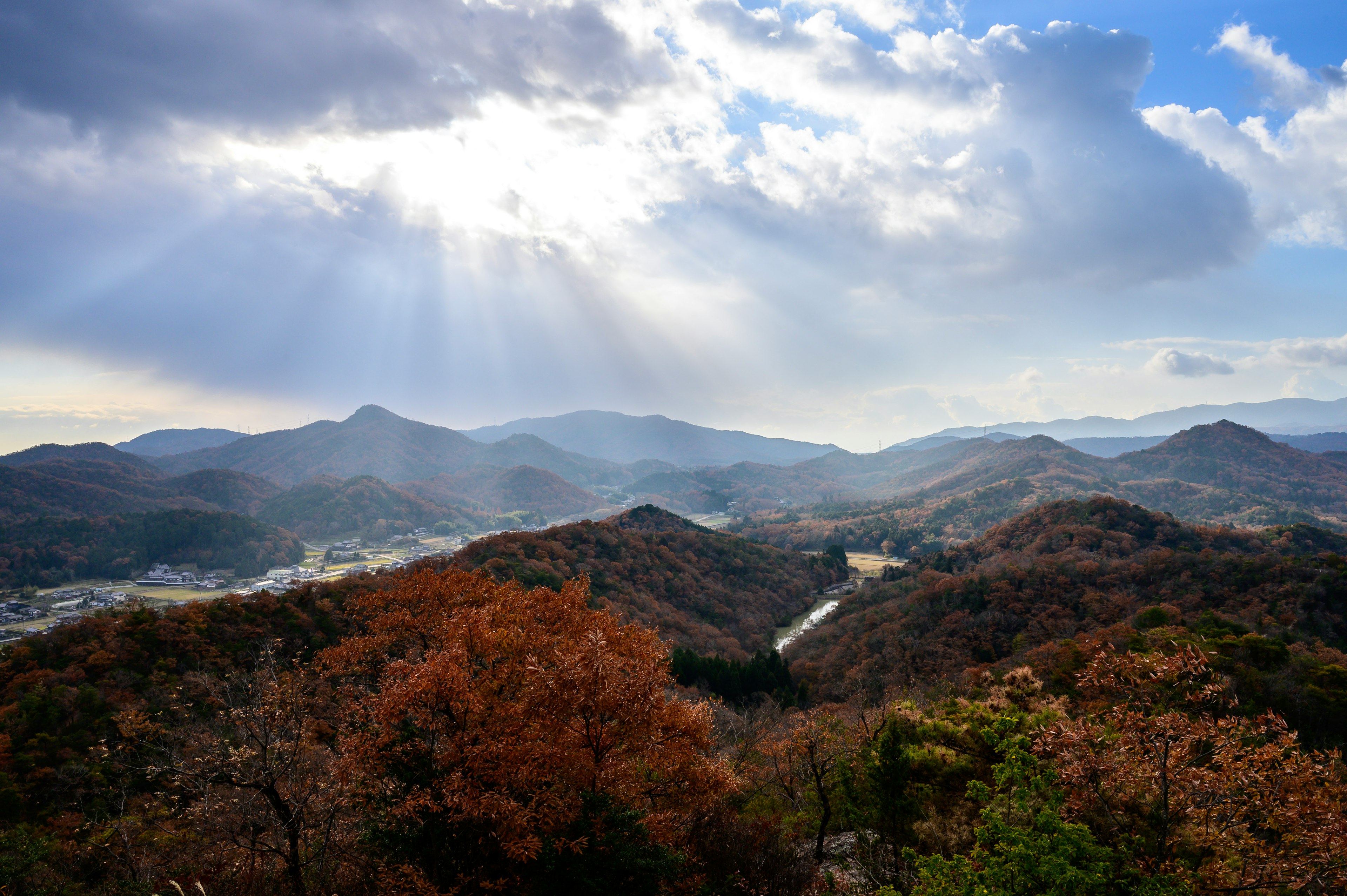 美しい山々と秋の紅葉が広がる風景