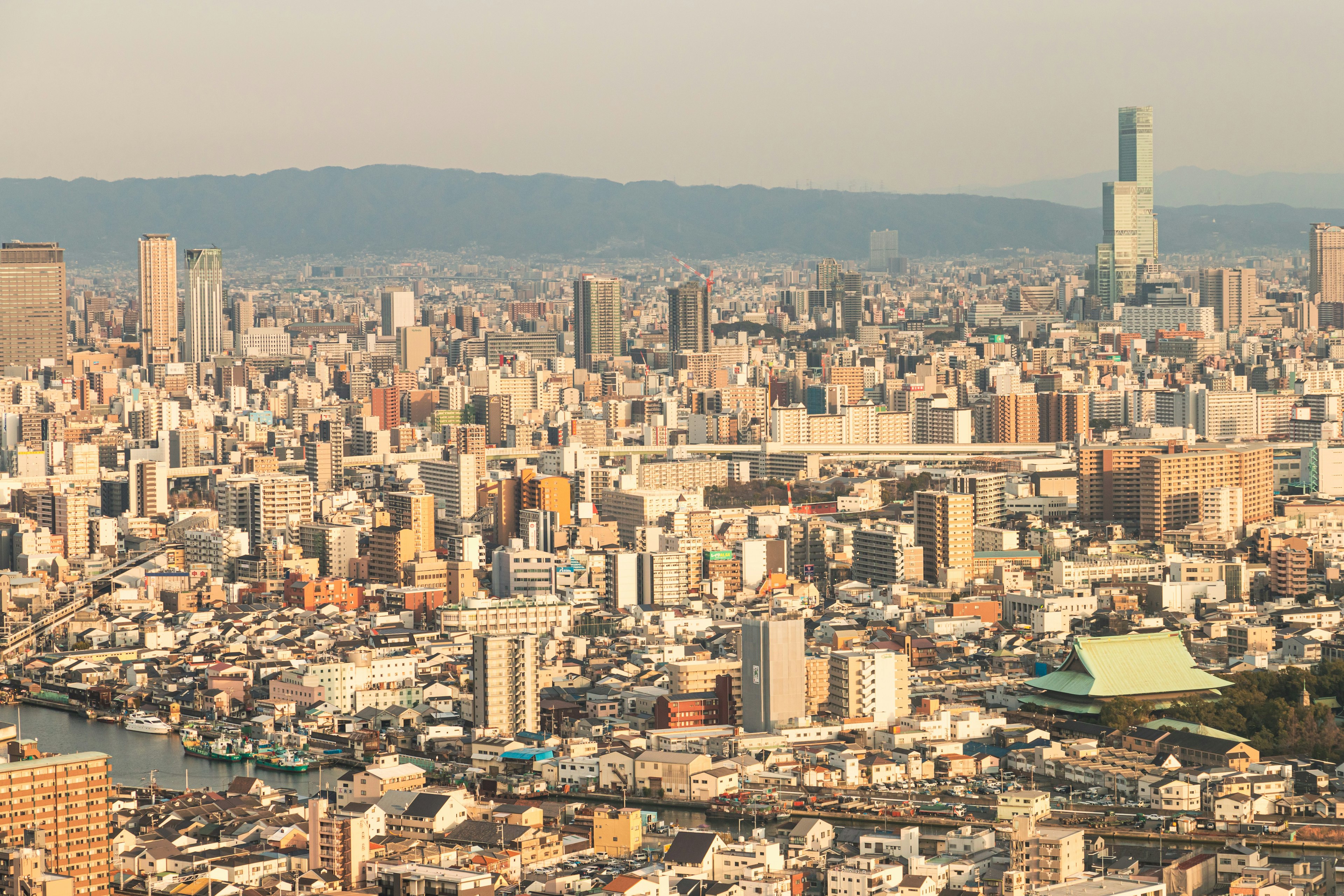 Vista panorámica de una ciudad con rascacielos y edificios residenciales