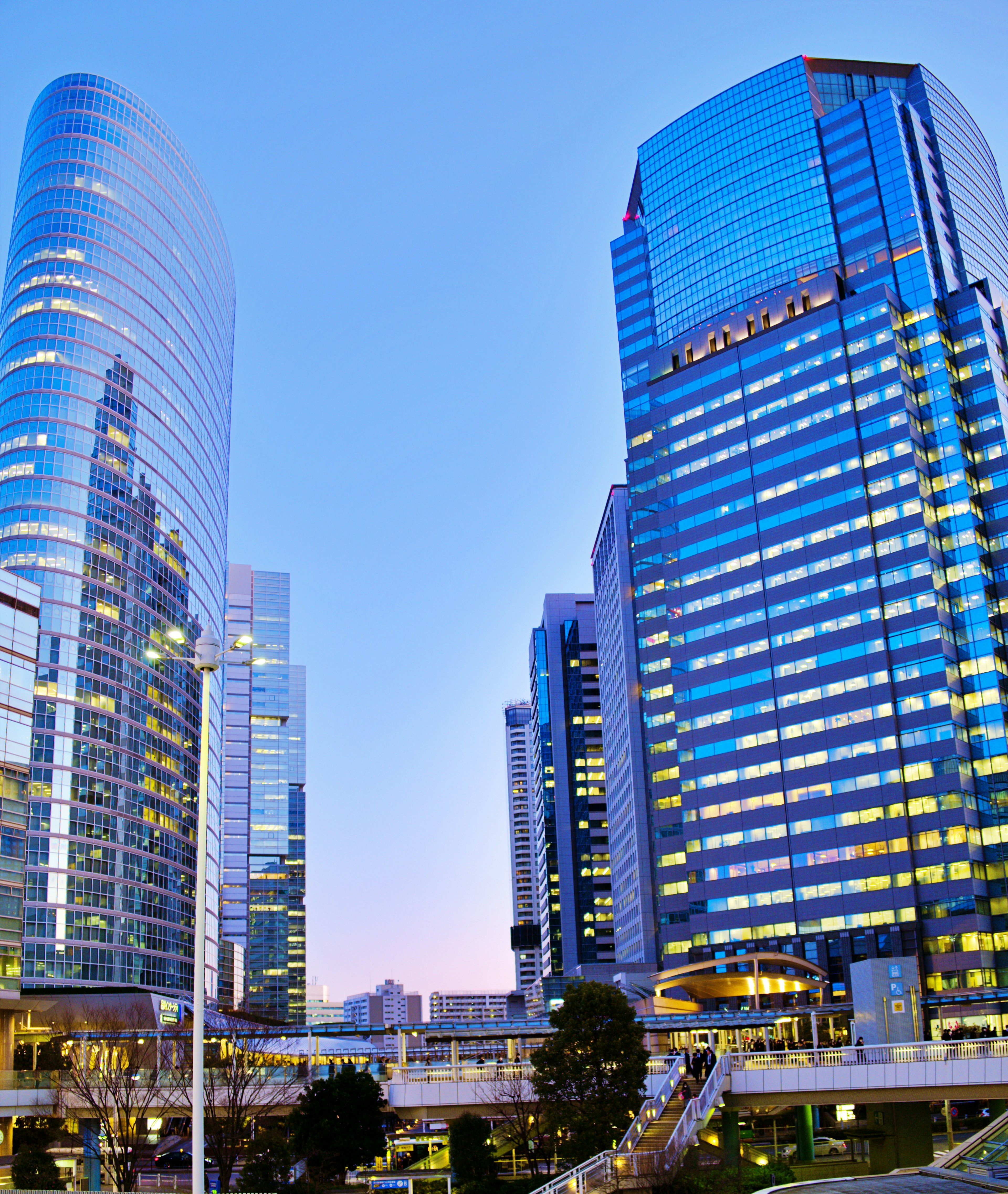 Skyline di città con grattacieli moderni al crepuscolo con tonalità blu