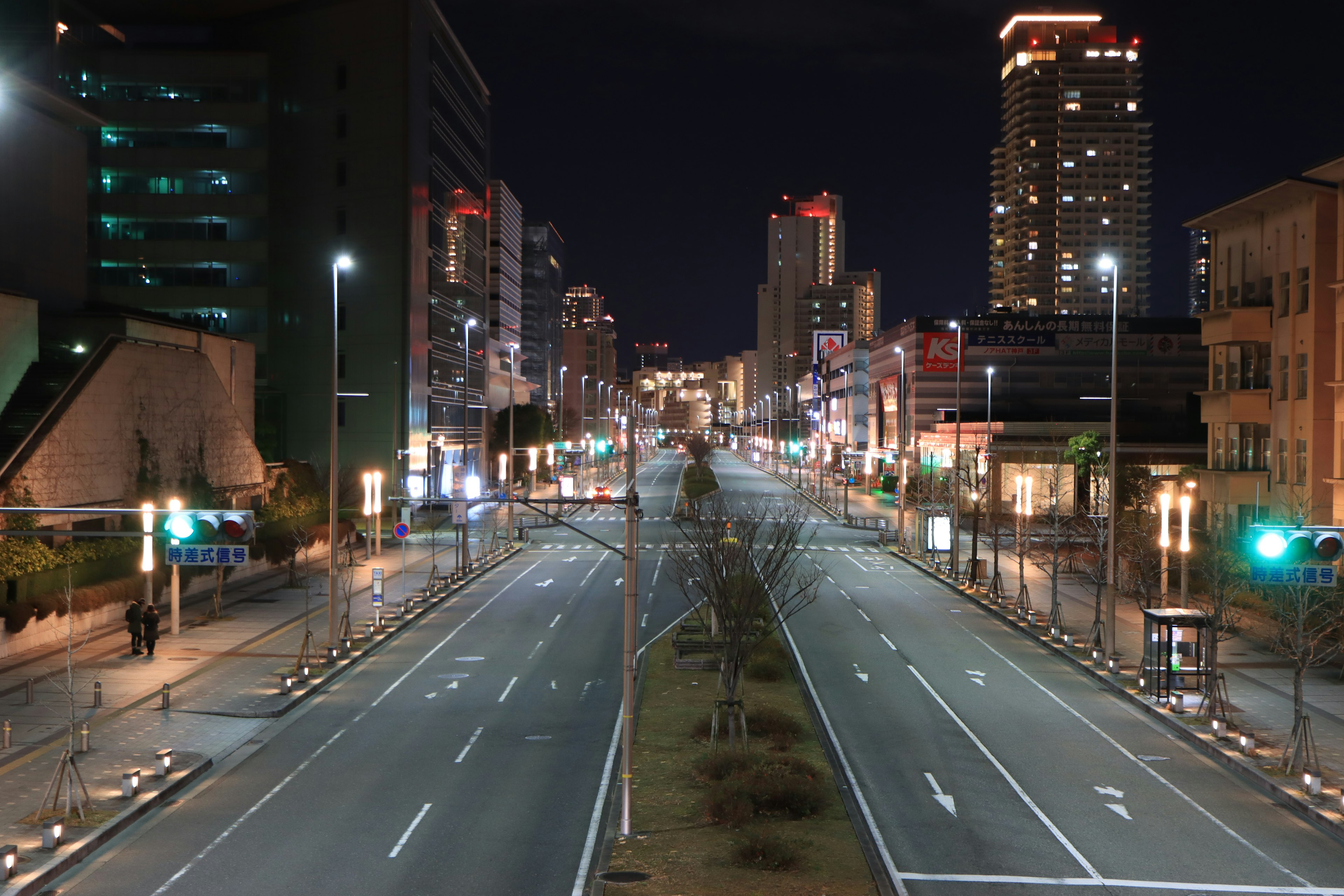 Strada tranquilla e grattacieli in un paesaggio urbano notturno