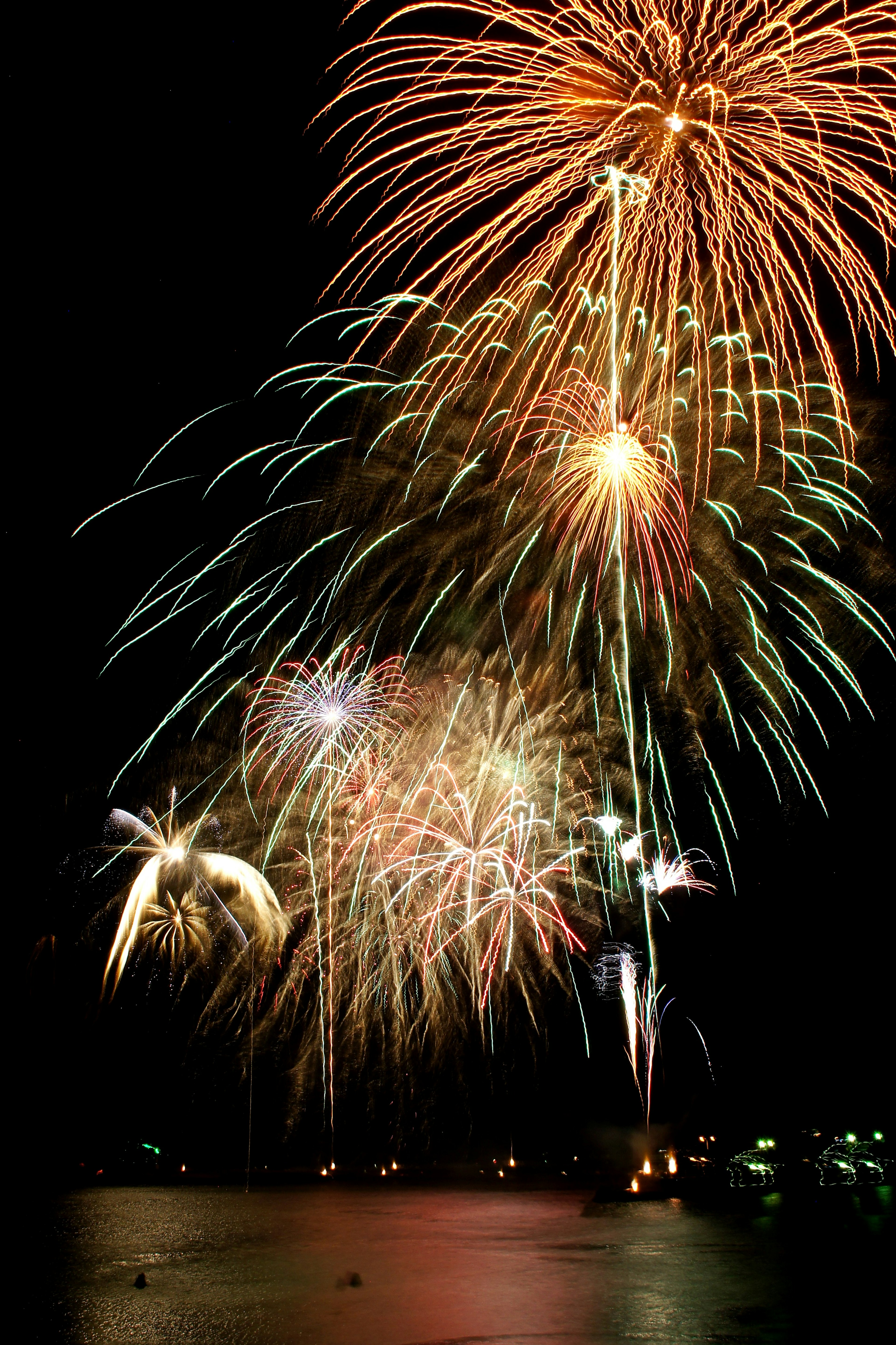 Bellissimo spettacolo di fuochi d'artificio che illumina il cielo notturno