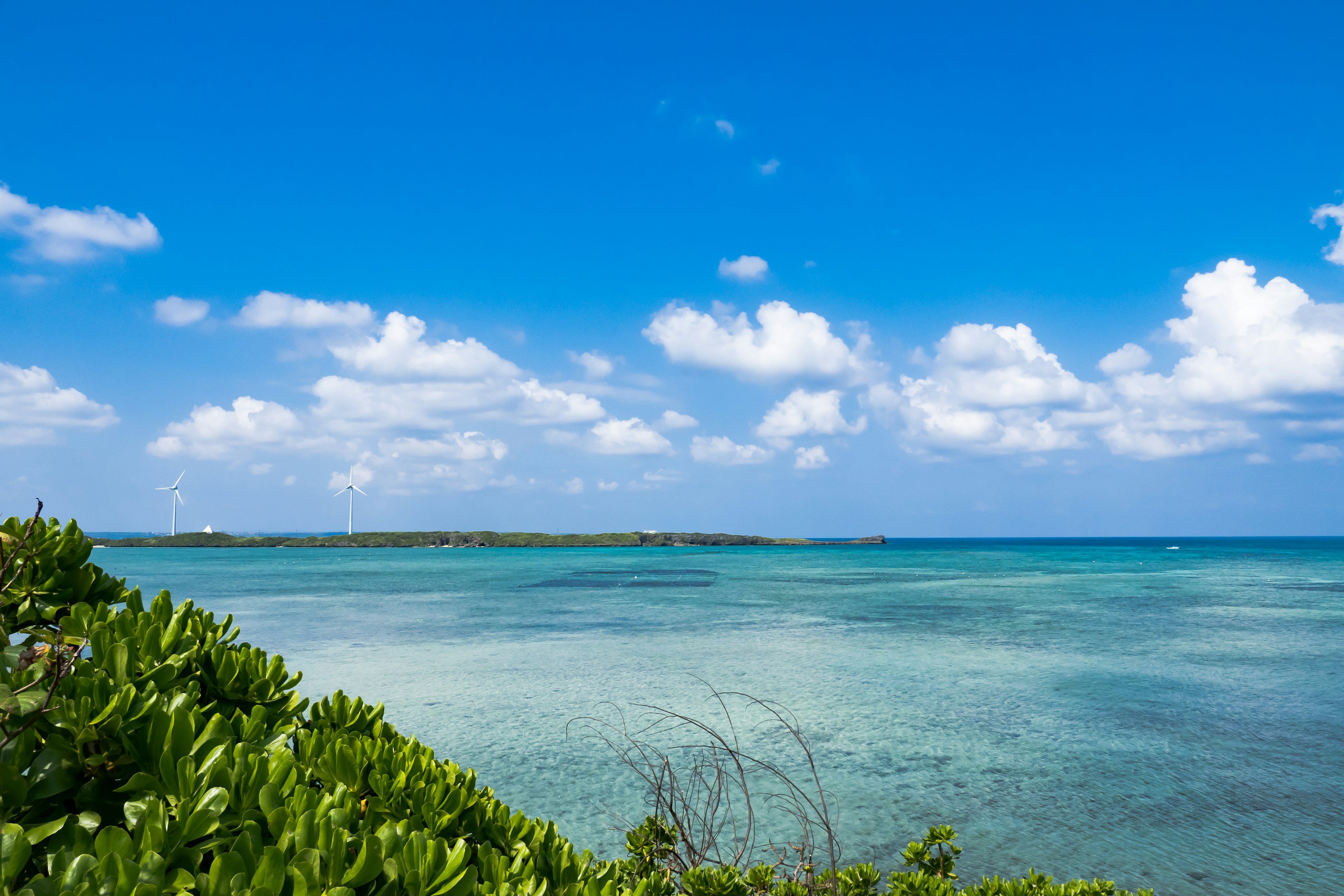 美丽的风景，蓝色海洋和白色云朵