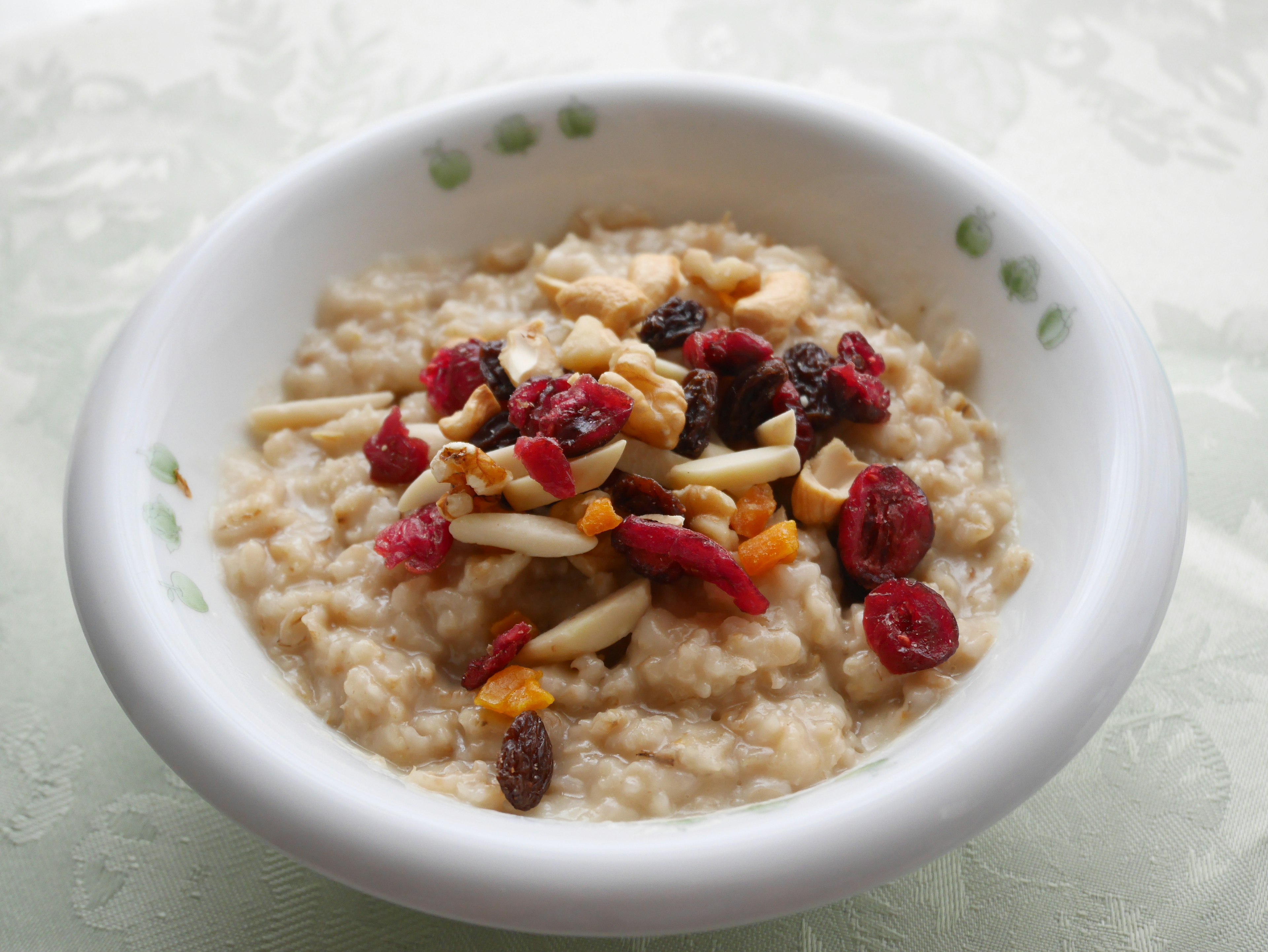 Tazón de avena cubierto con frutas secas y nueces