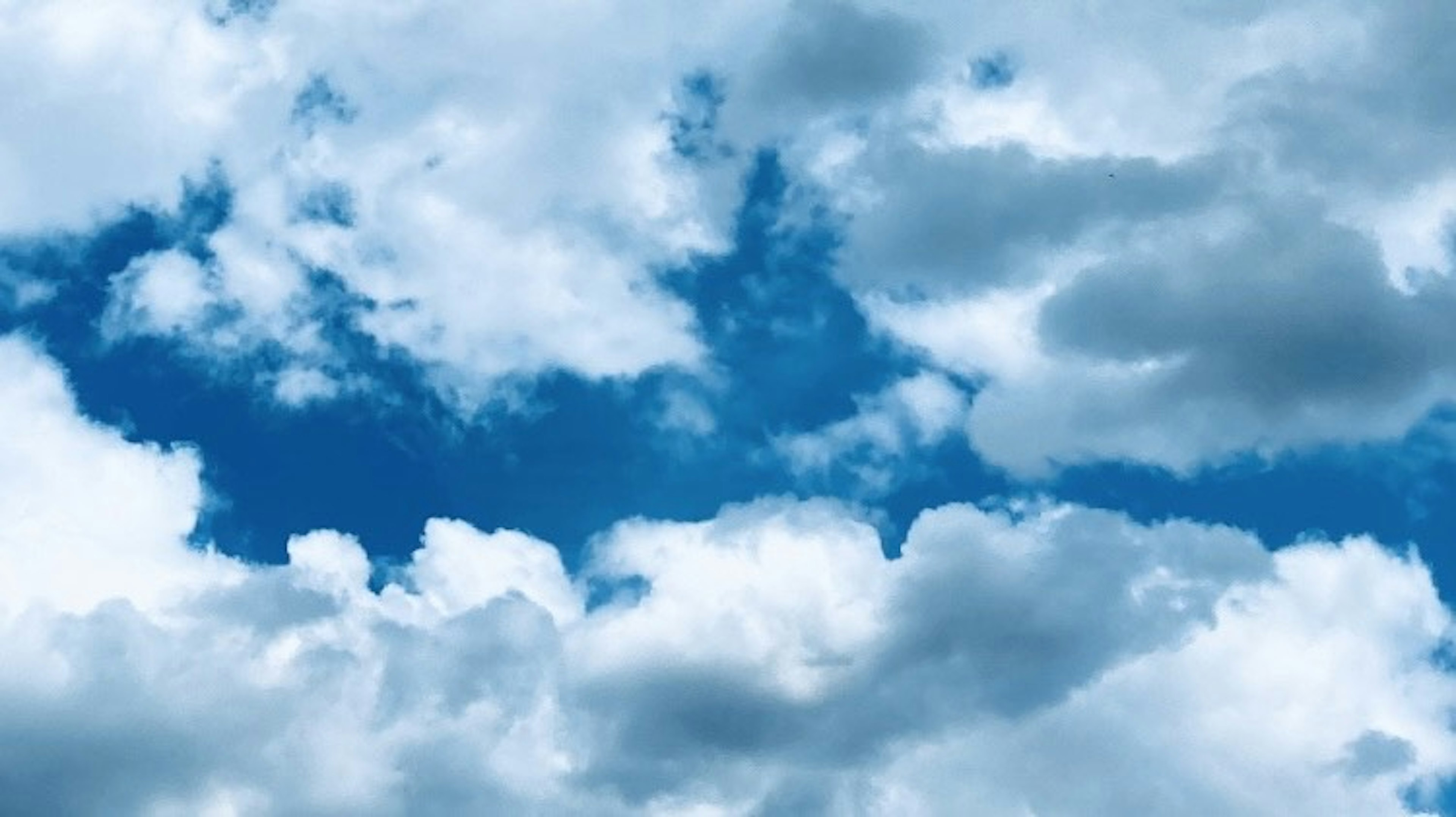 Ciel bleu avec des nuages blancs et duveteux