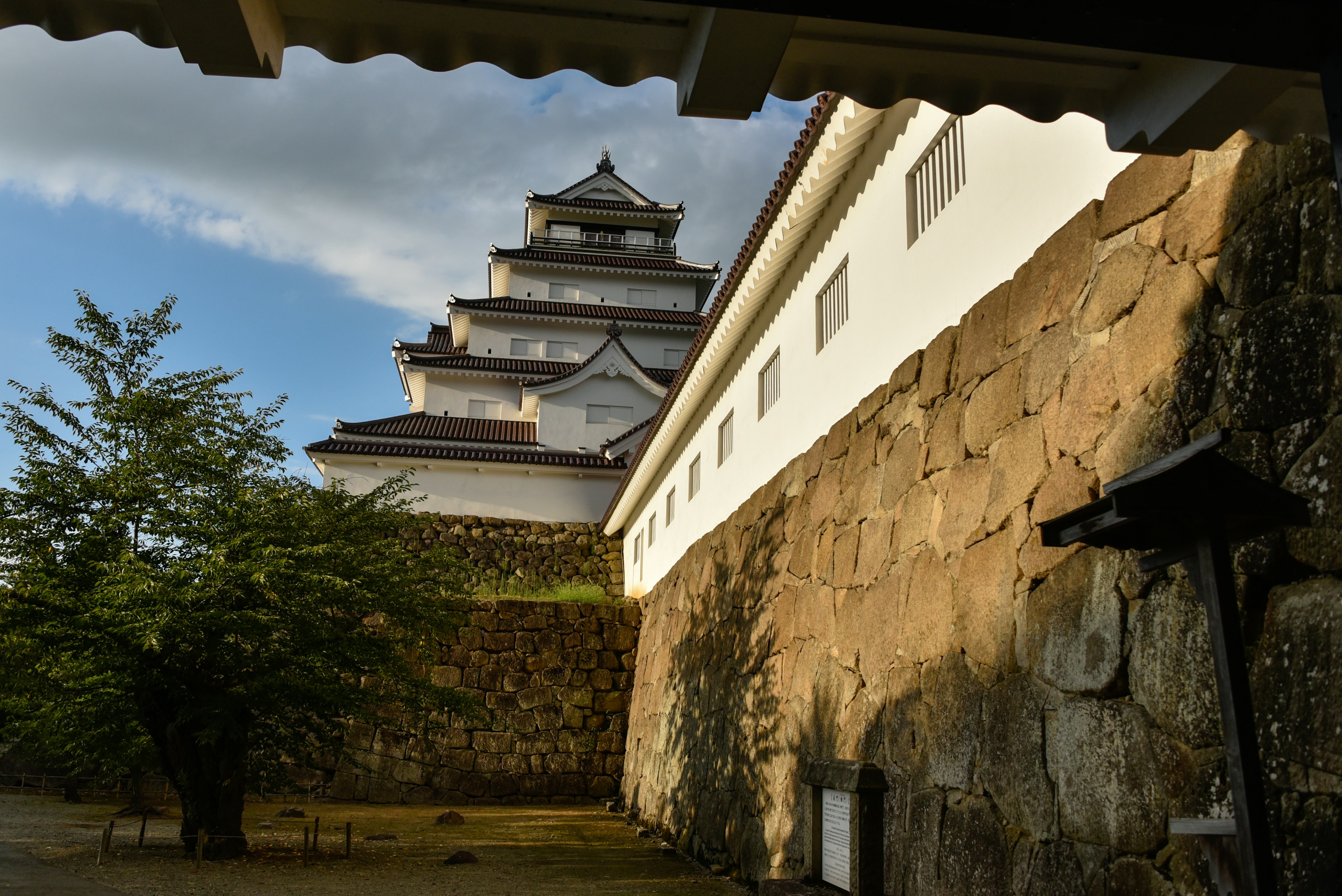 美しい城の外観と石の壁が見える風景