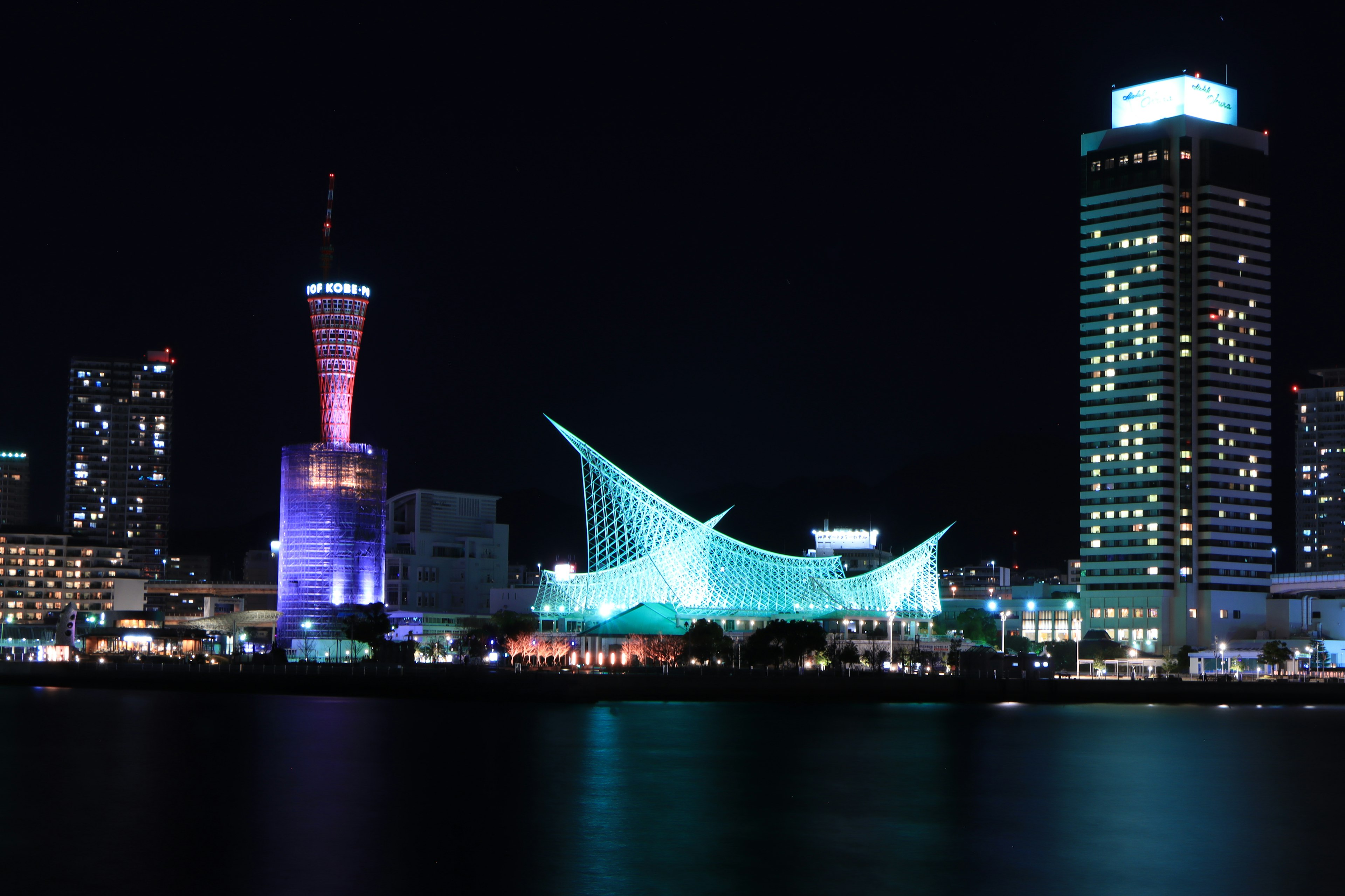 Bâtiments architecturaux illuminés la nuit à Kobe