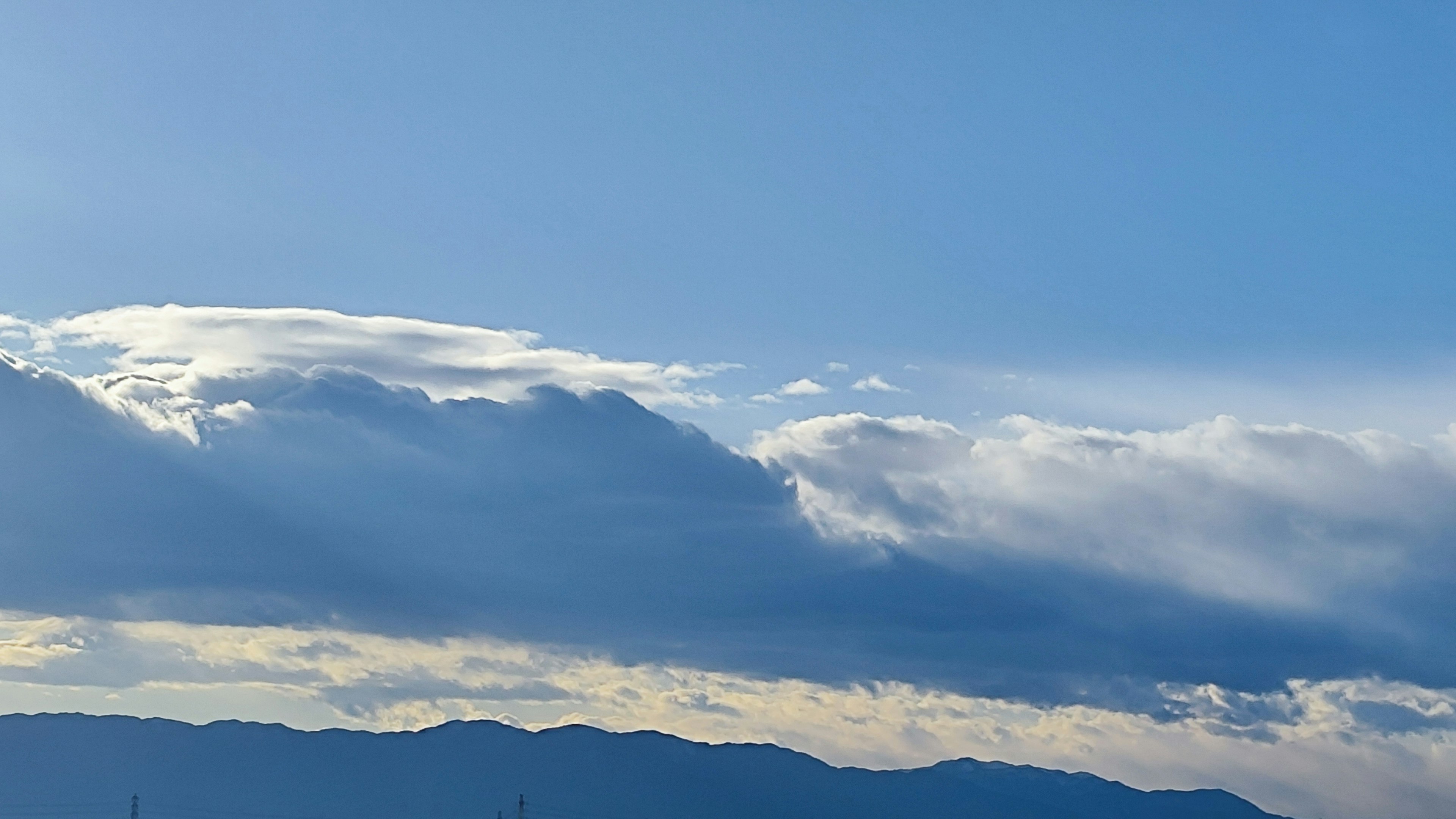 Pemandangan indah pegunungan dengan langit biru dan awan