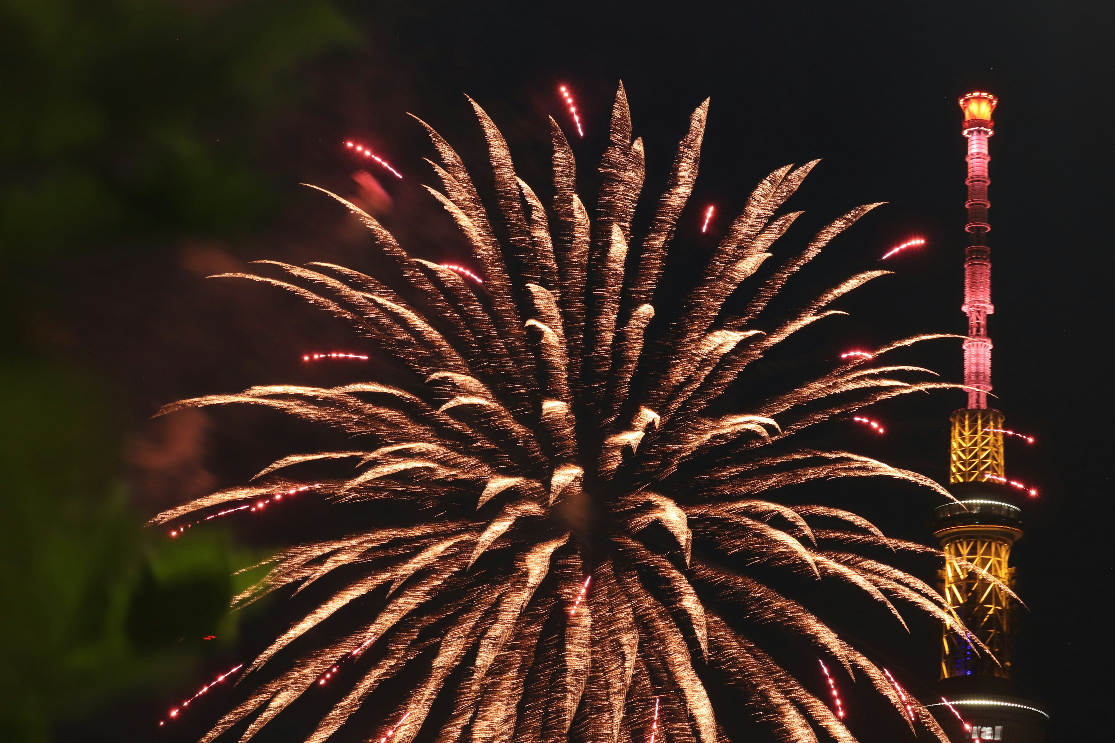 Feuerwerk hinter dem Tokyo Skytree bei Nacht