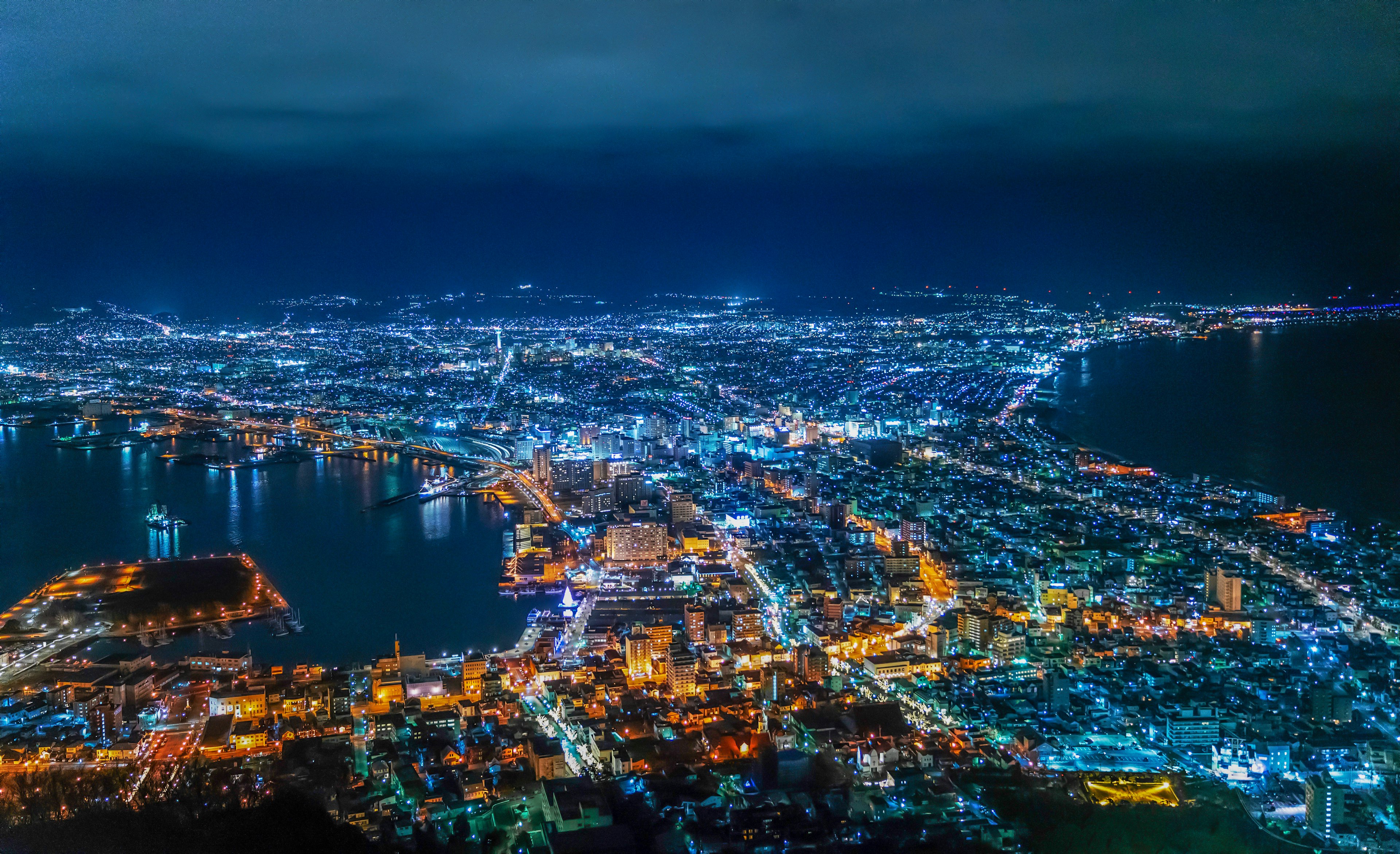 Pemandangan malam kota dari Gunung Hakodate lampu kota yang cerah dan pemandangan laut