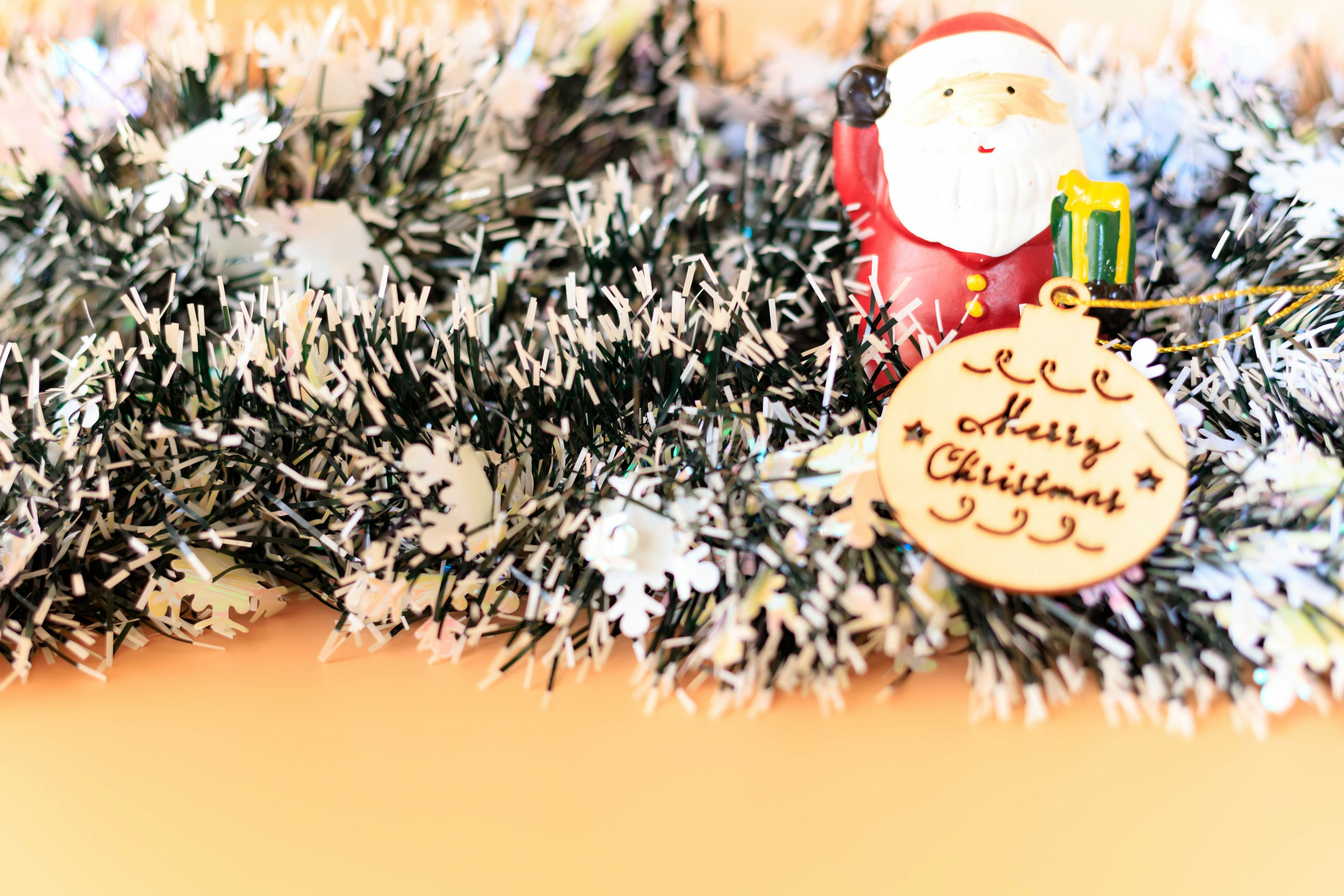 Décoration de Noël avec une figurine de Père Noël et un ornement en bois