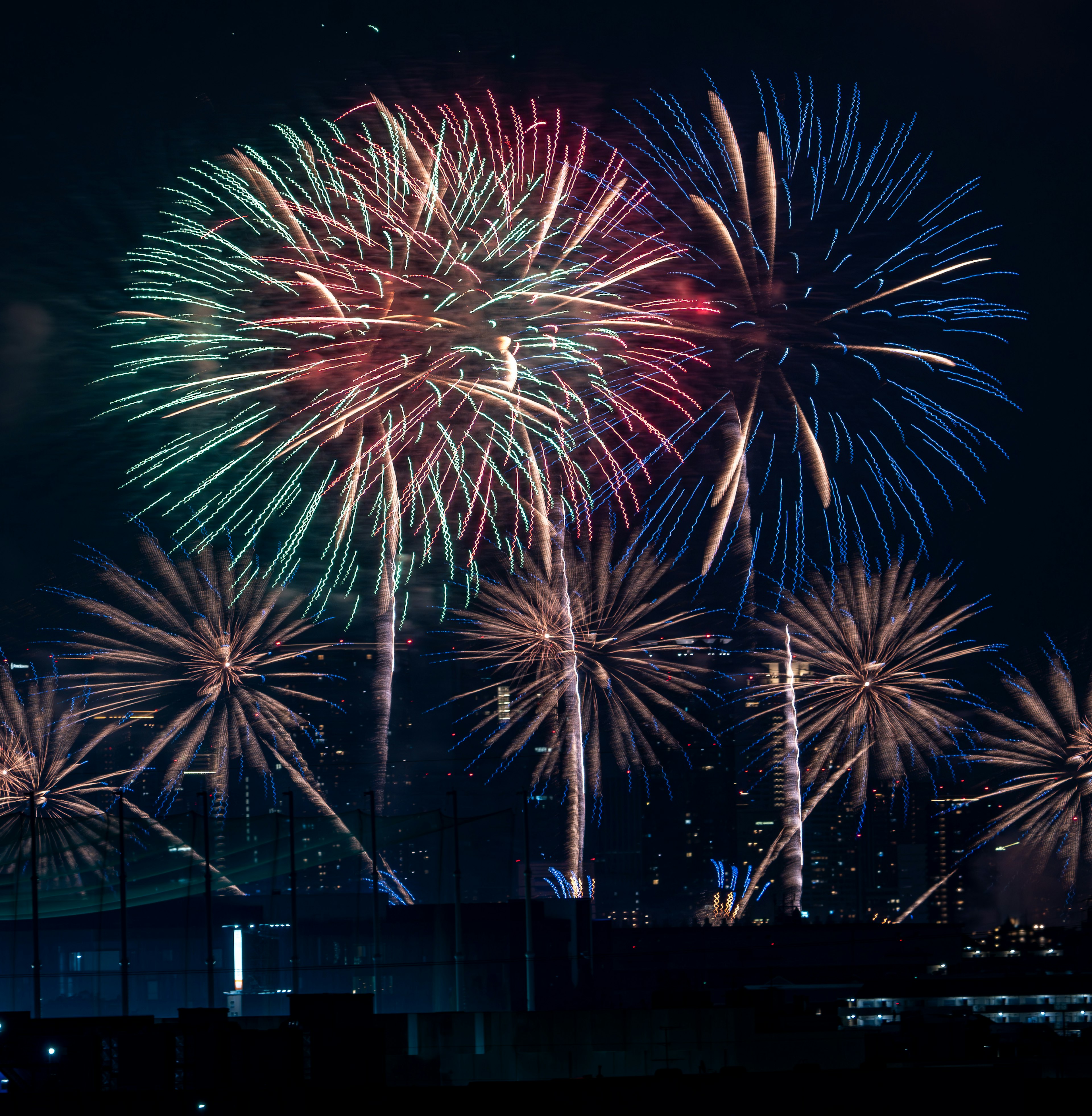 Des feux d'artifice colorés illuminent le ciel nocturne dans un spectacle vibrant