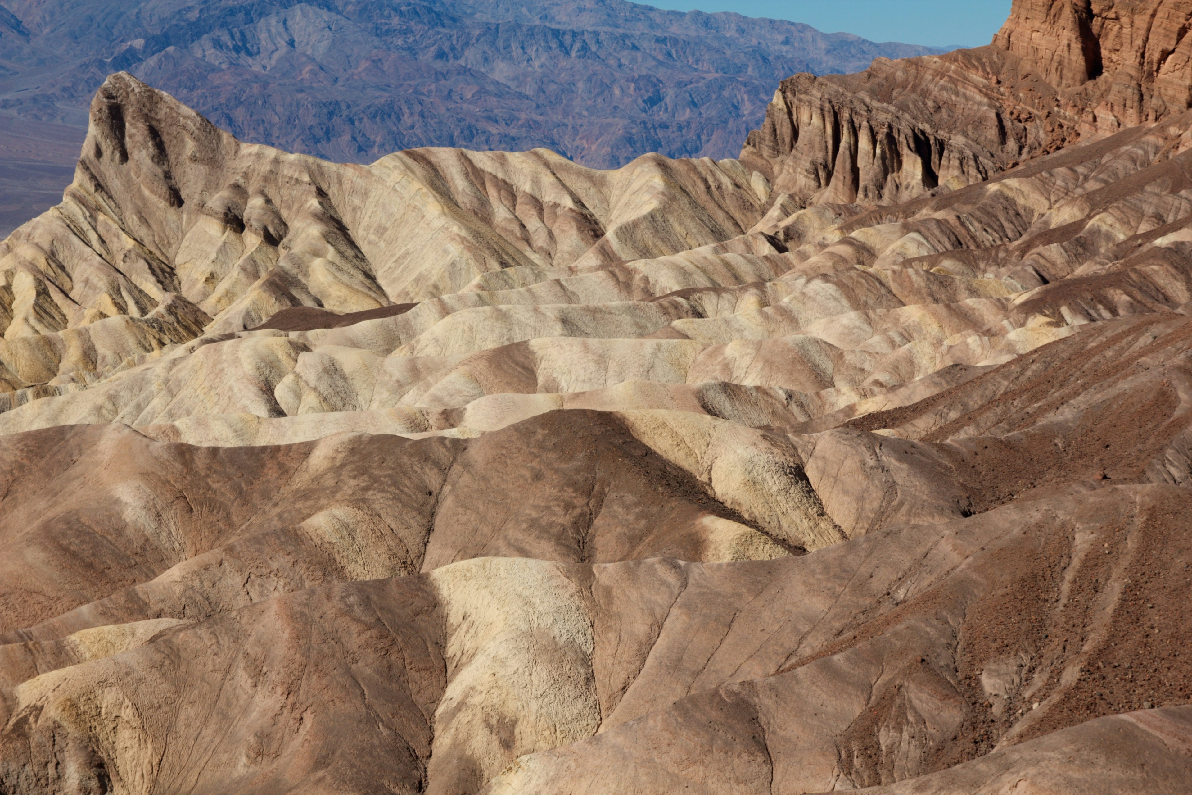 Einzigartige Landschaft mit markantem Terrain und Farben im Death Valley