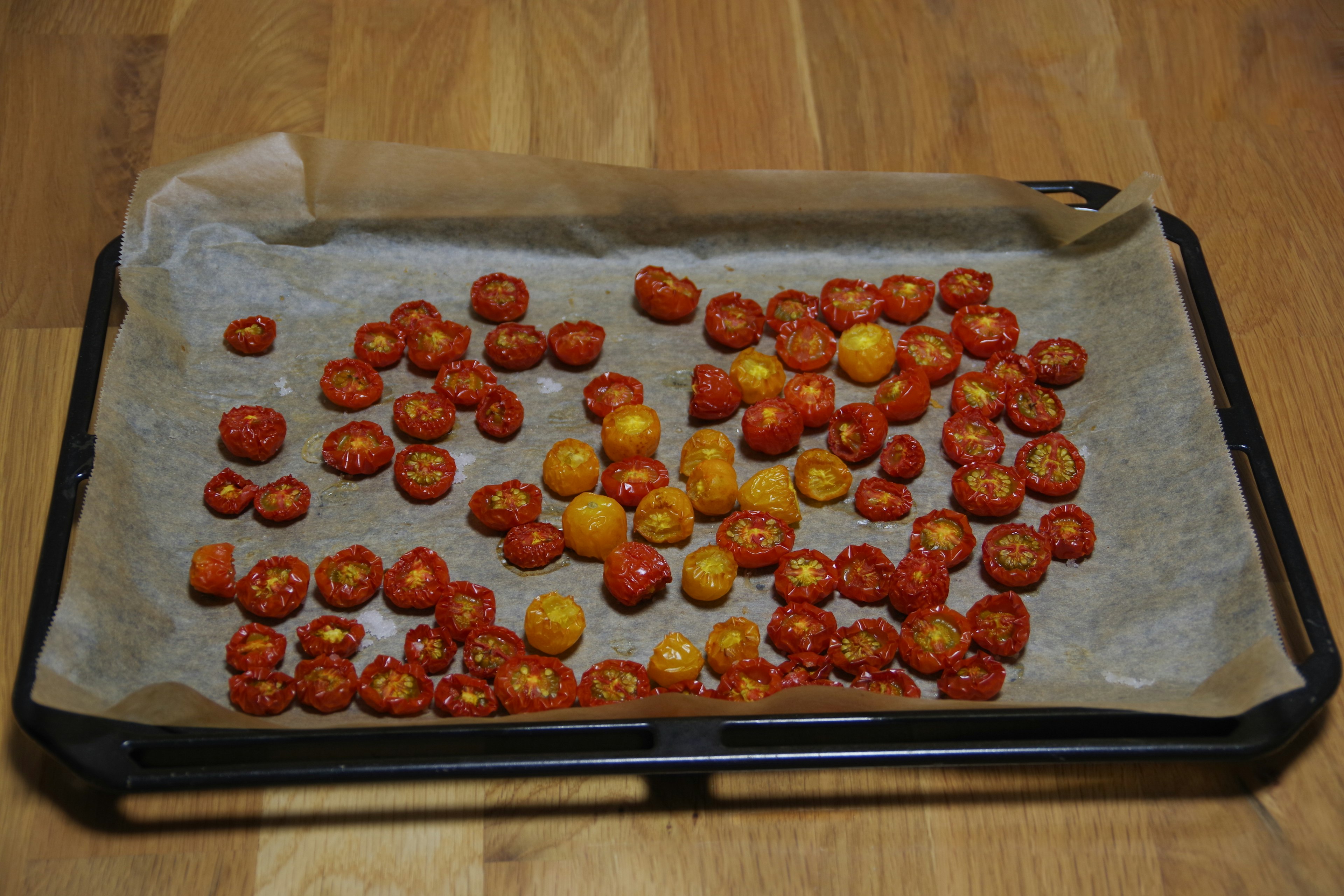 Tomates asadas dispuestas en una bandeja para hornear