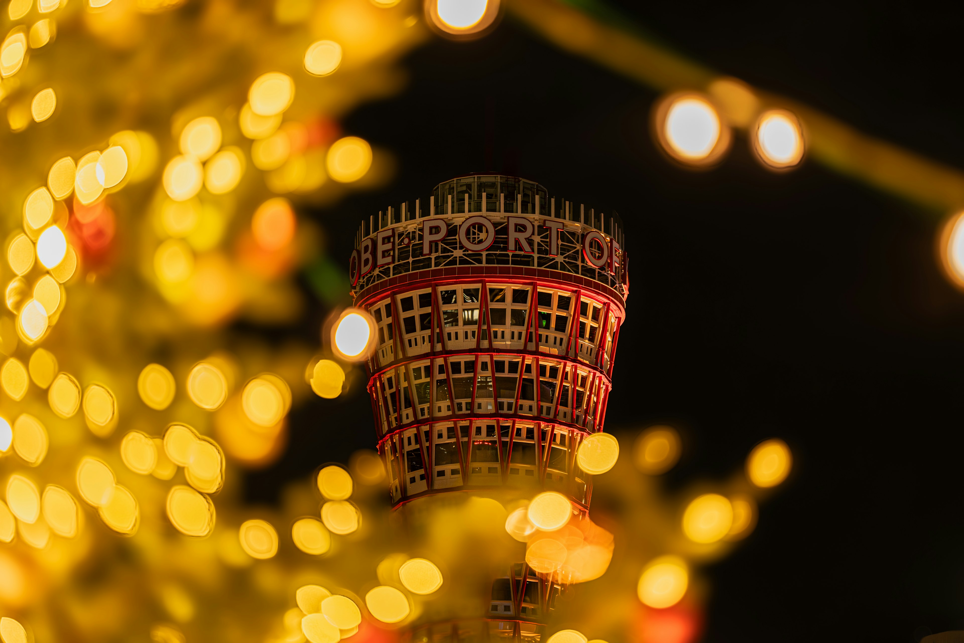 Torre illuminata con decorazioni natalizie di notte