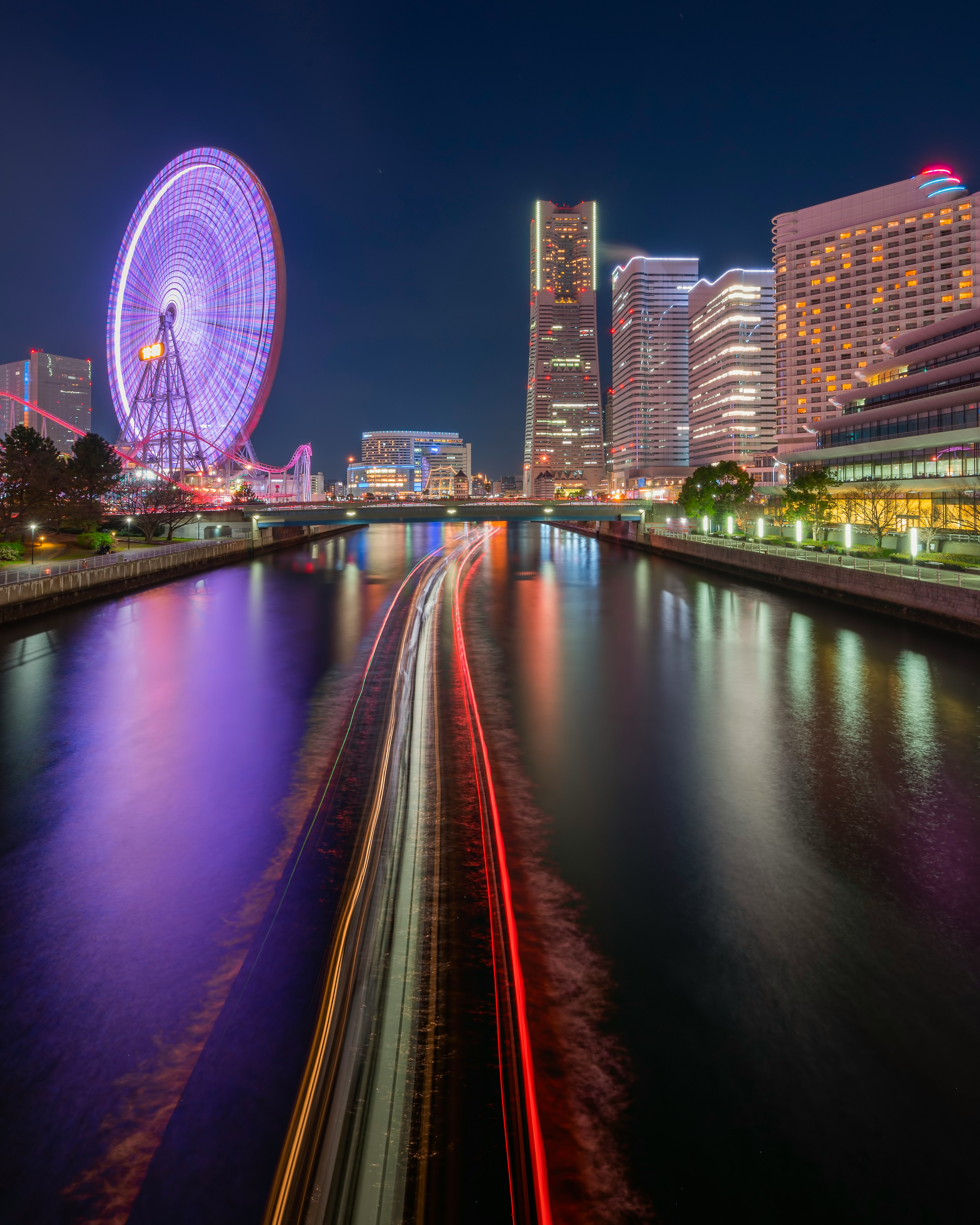 横浜の夜景と観覧車が映る川の風景