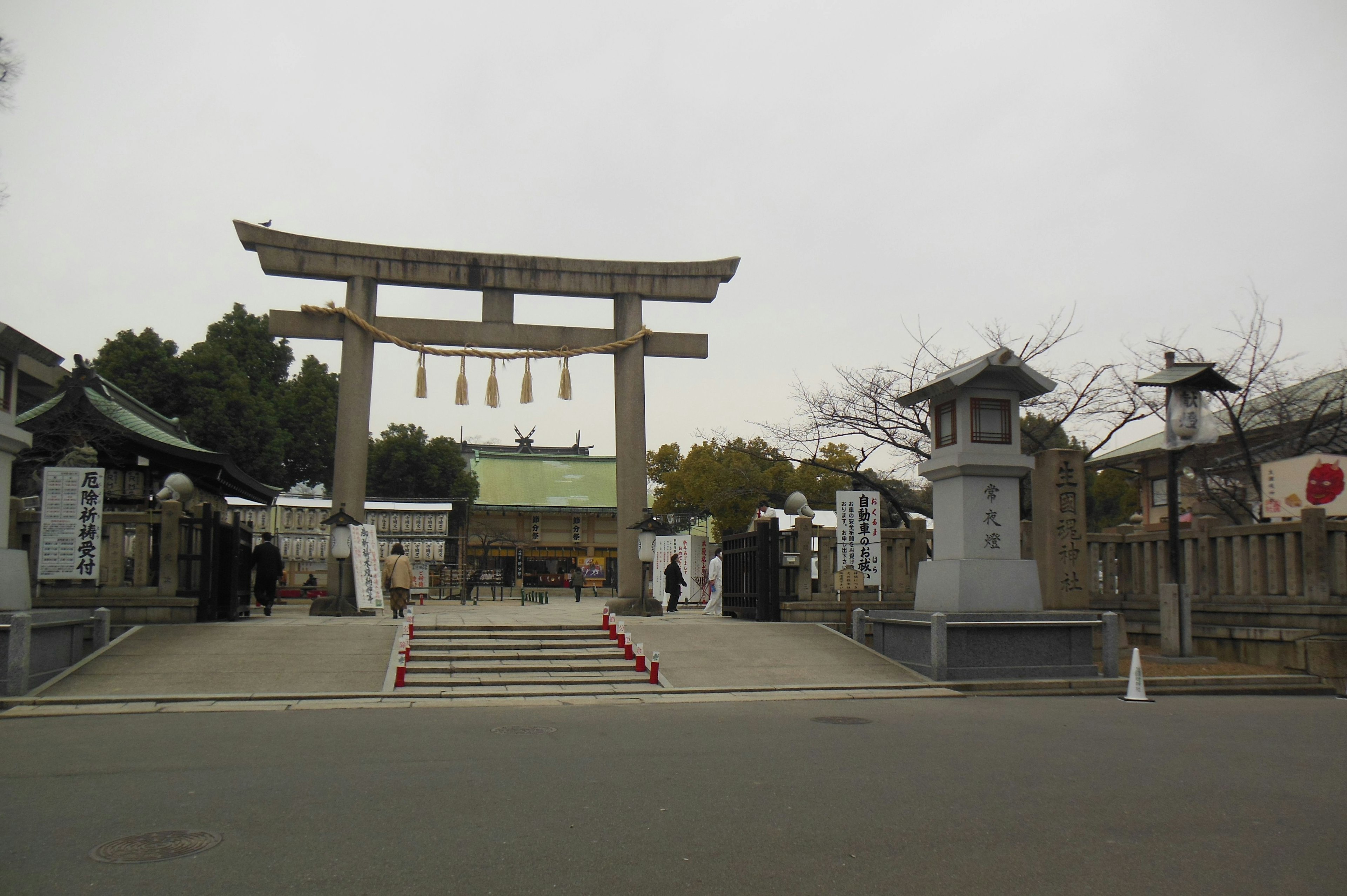 Pemandangan dengan gerbang torii dan pintu masuk kuil