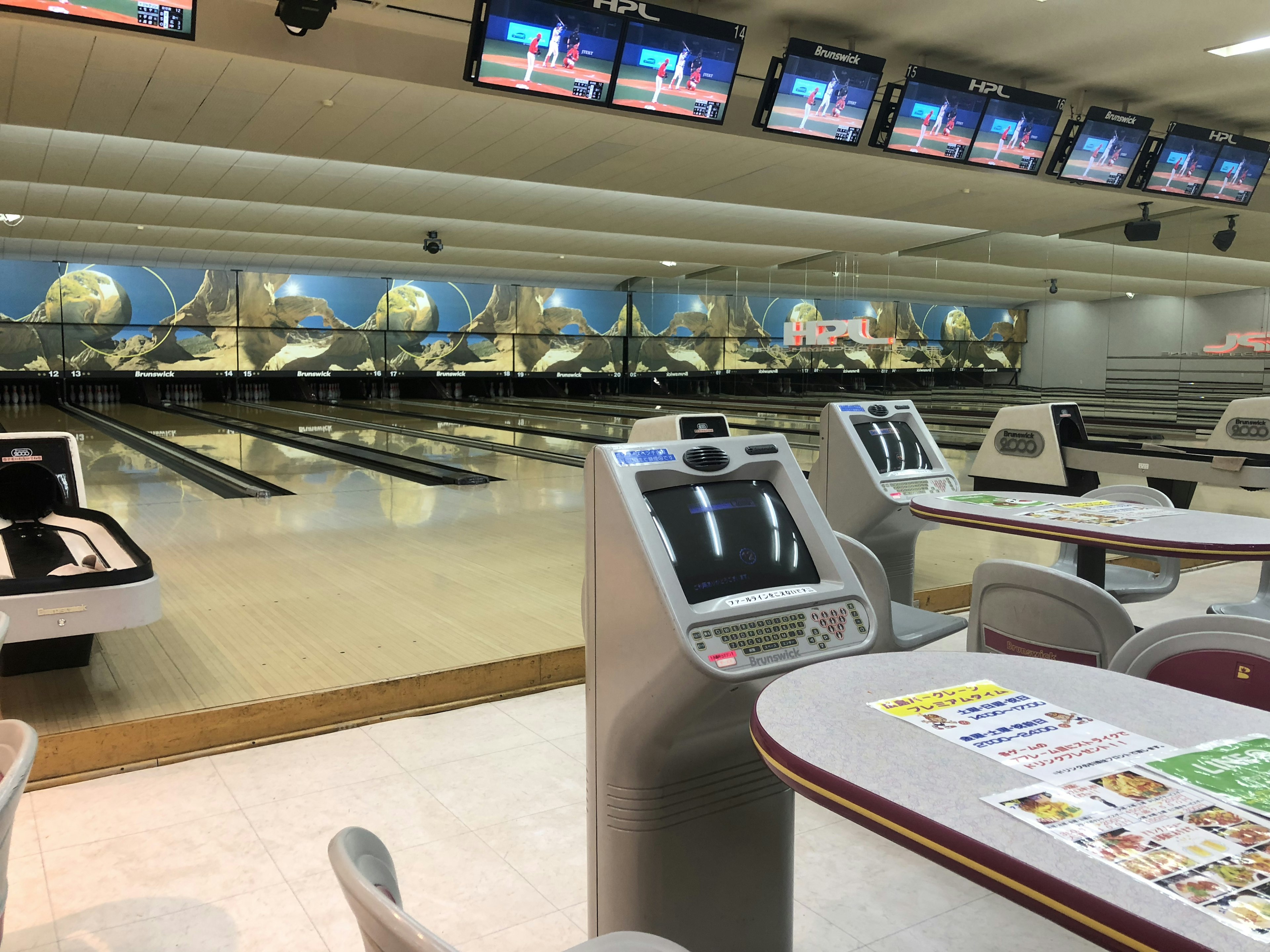 Bagian dalam arena bowling dengan jalur dan monitor