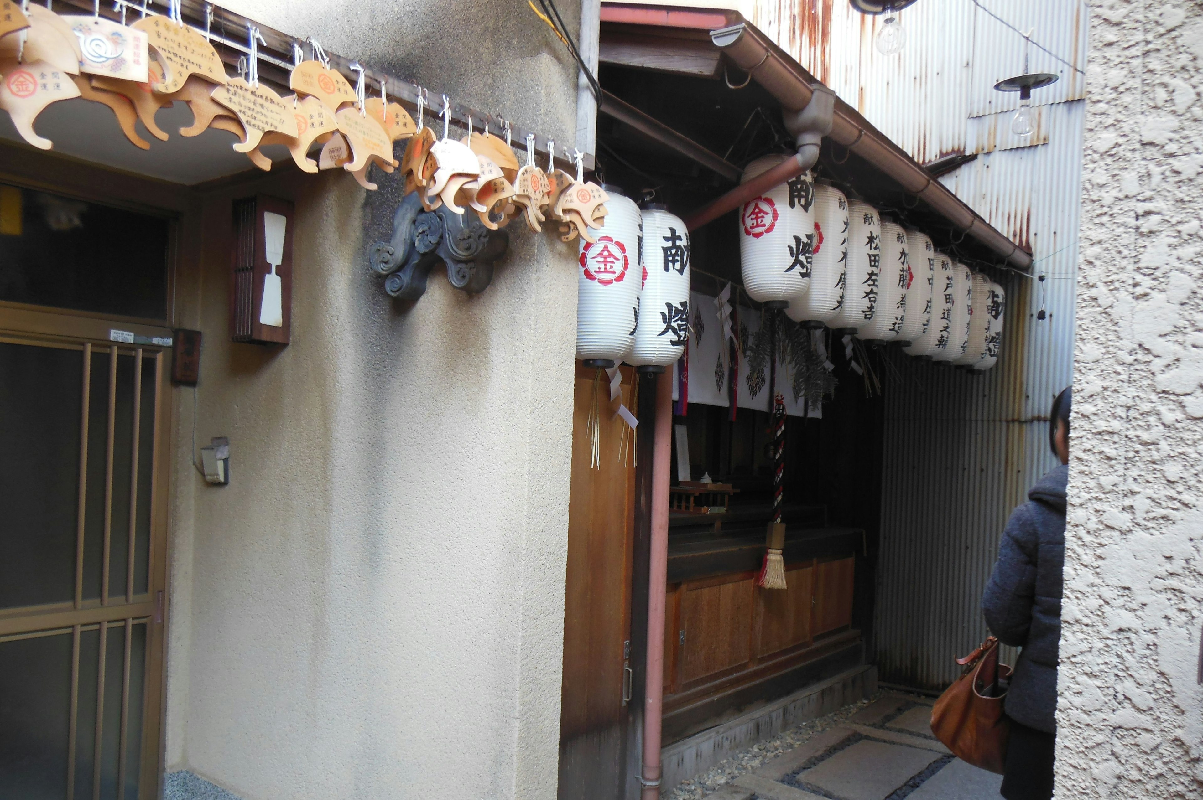 Callejón estrecho con faroles y decoración tradicional de una tienda japonesa