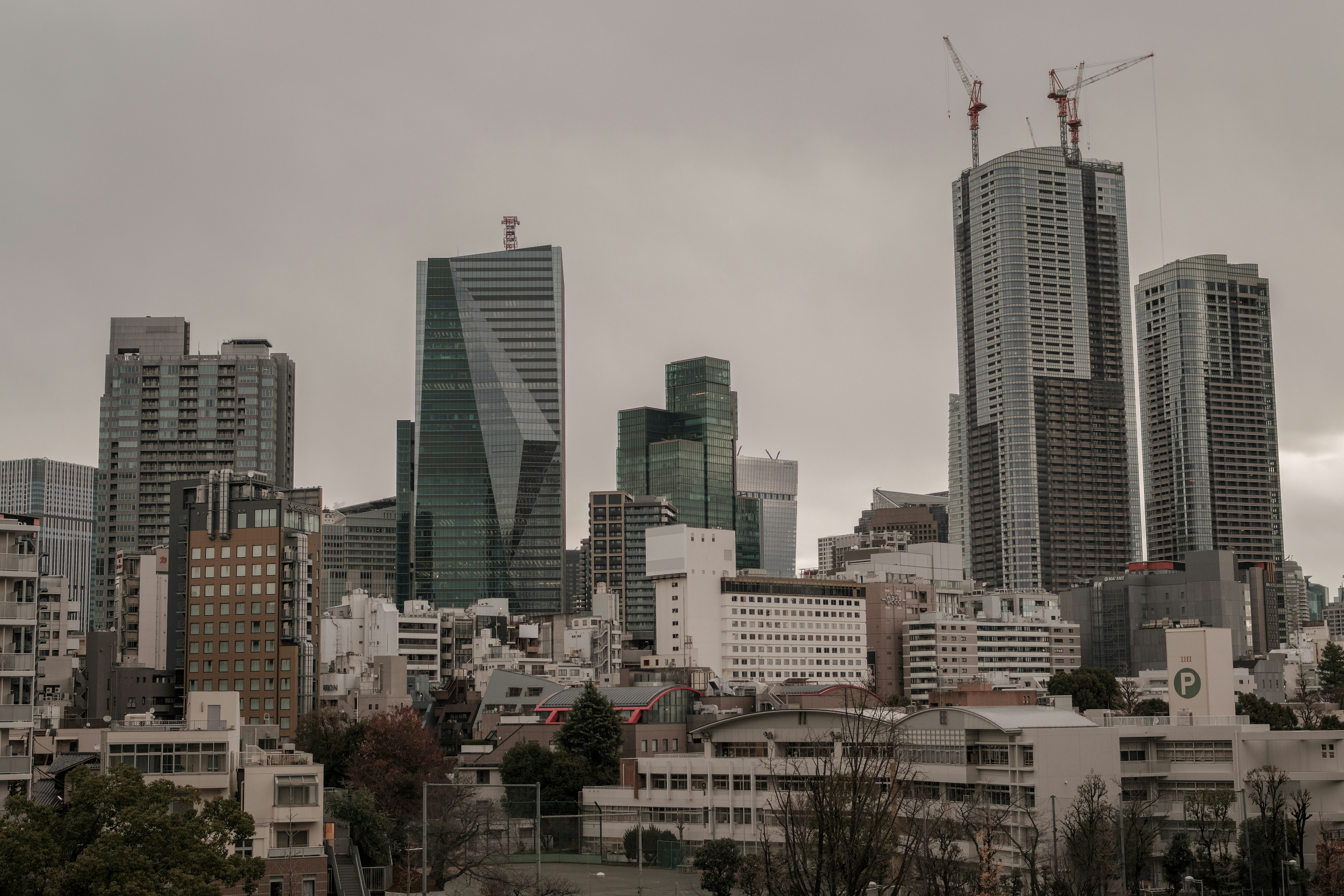 城市風景，背景是東京的摩天大樓