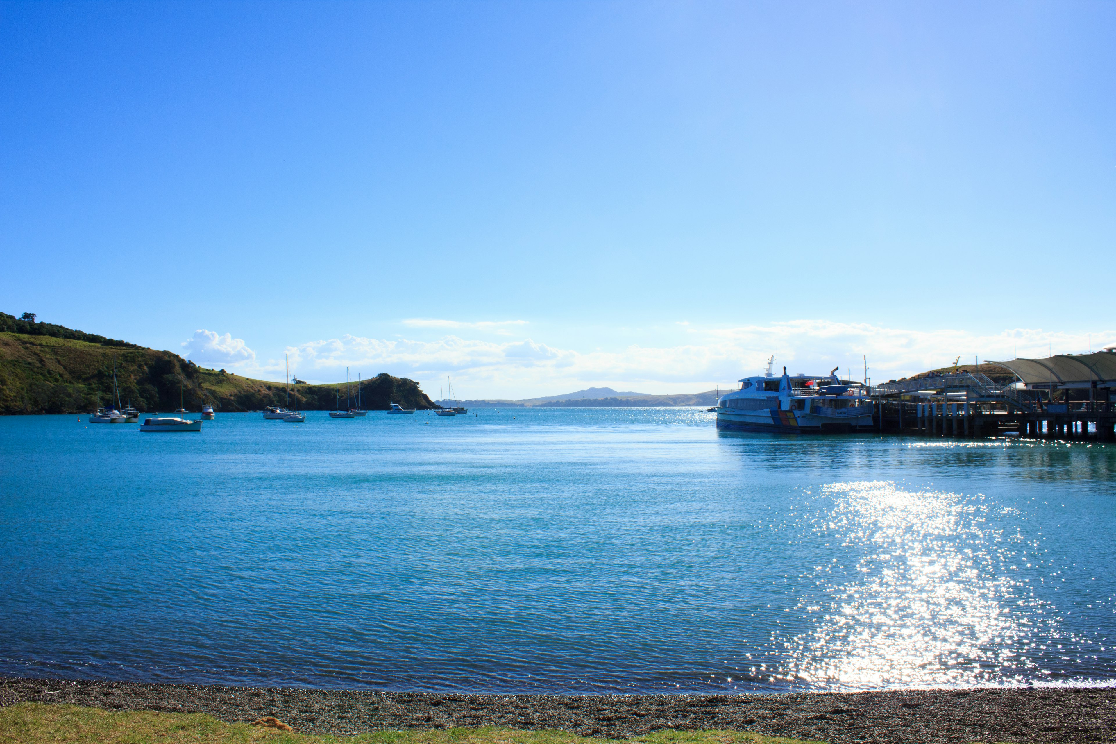 Vue panoramique d'une mer bleue et d'un ciel clair avec un bateau amarré