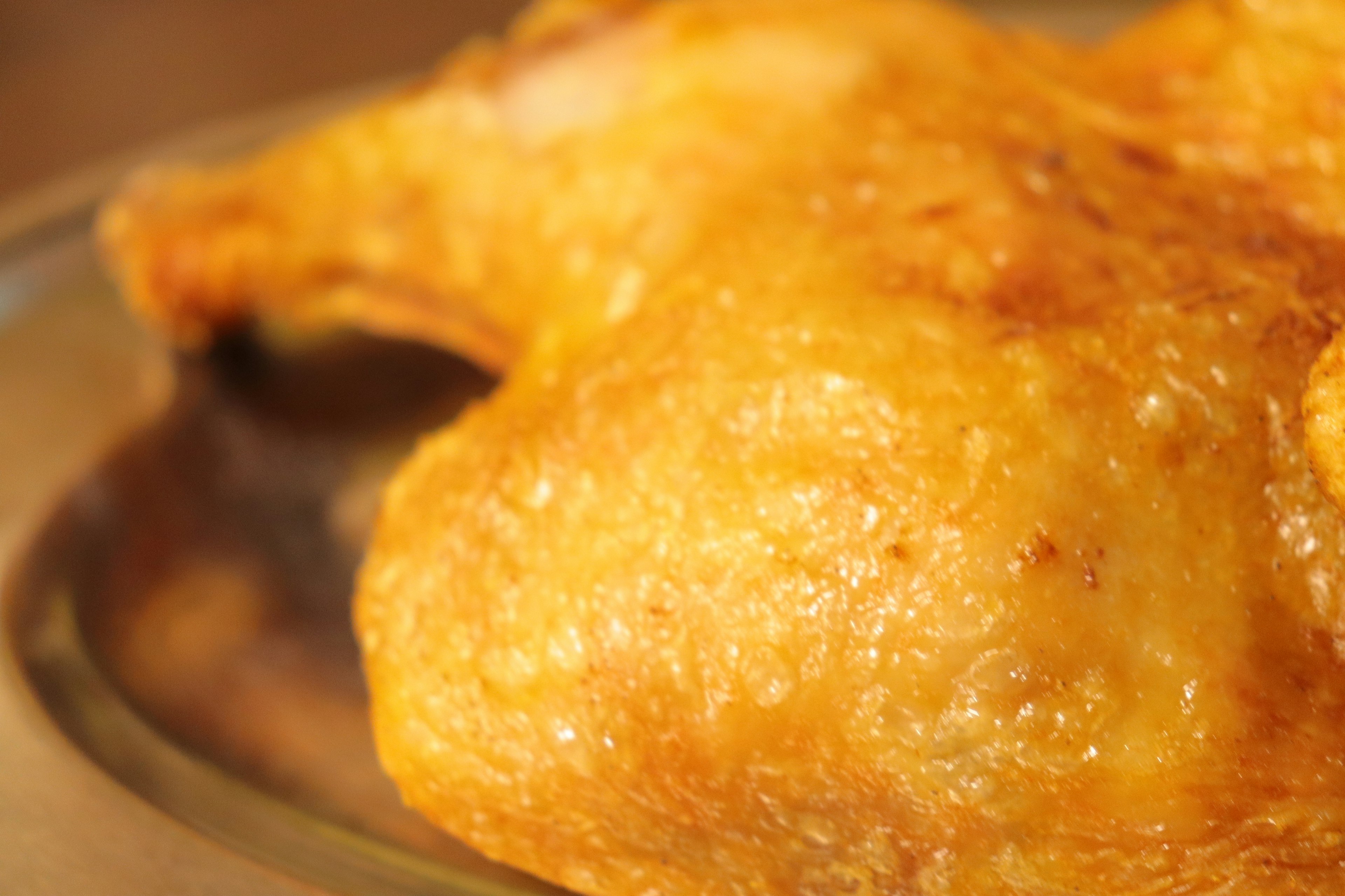 Close-up ayam goreng berwarna emas