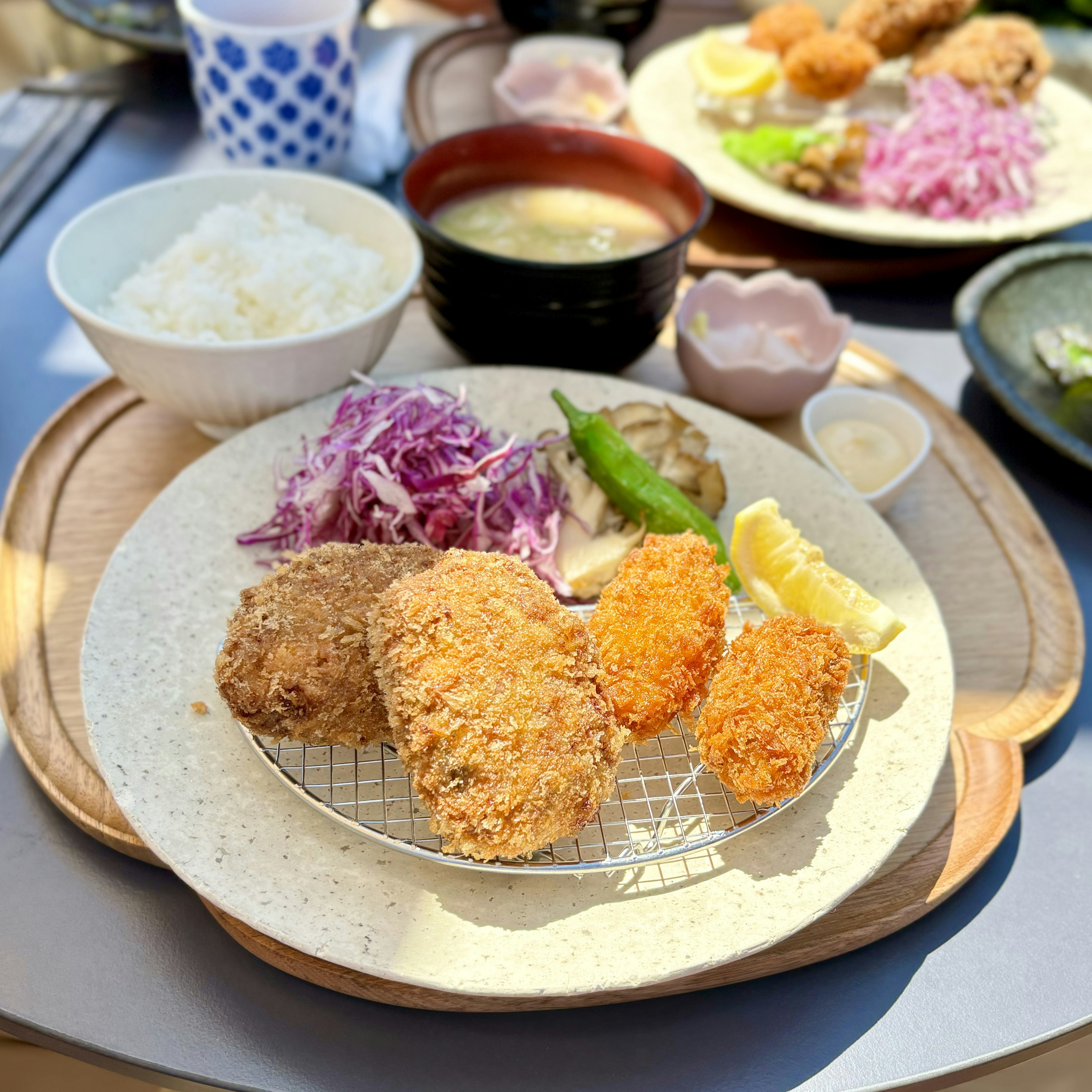 Plat japonais avec des côtelettes frites, du riz et des accompagnements