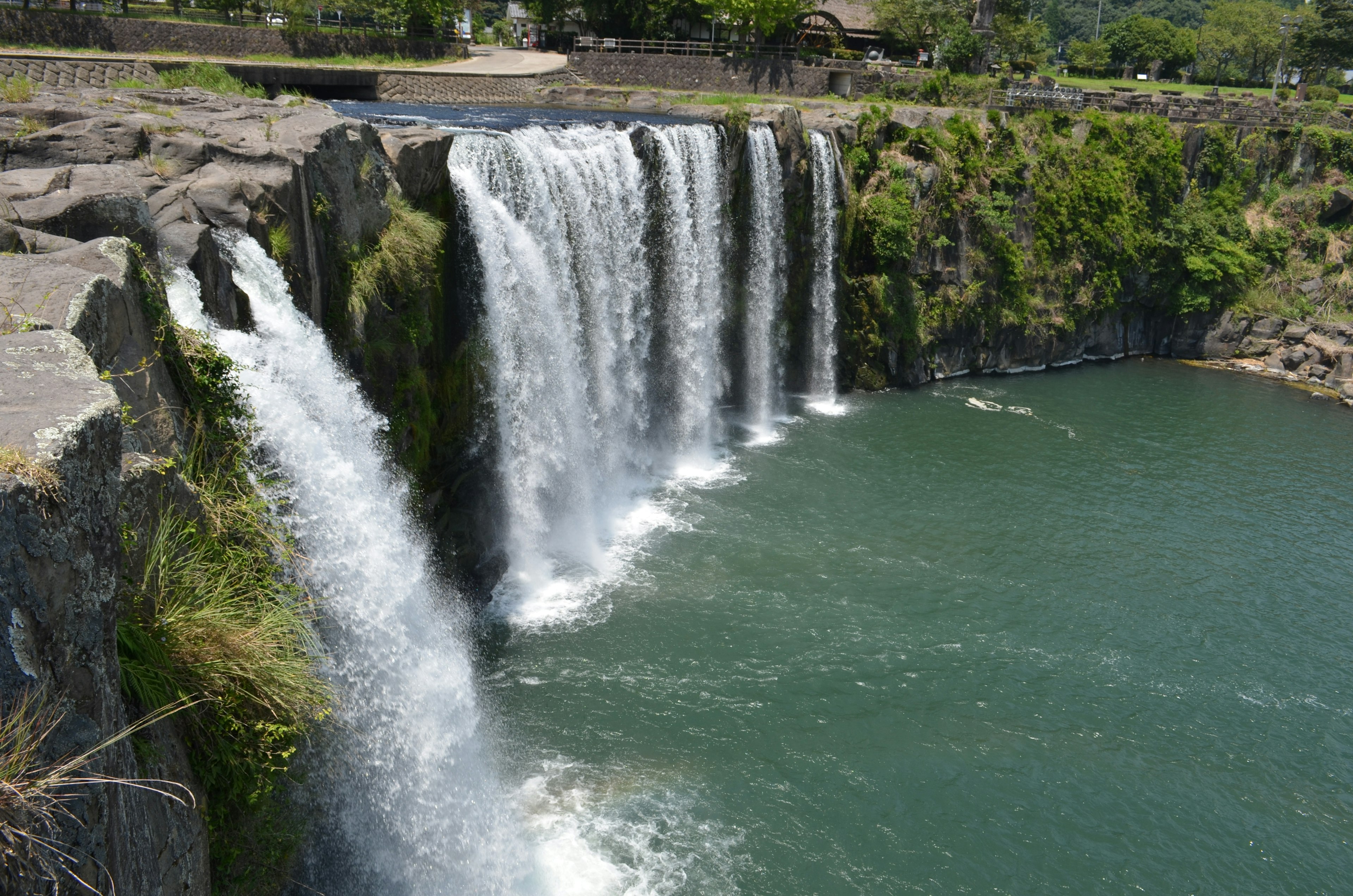 美しい滝が流れる風景 緑豊かな周囲の自然