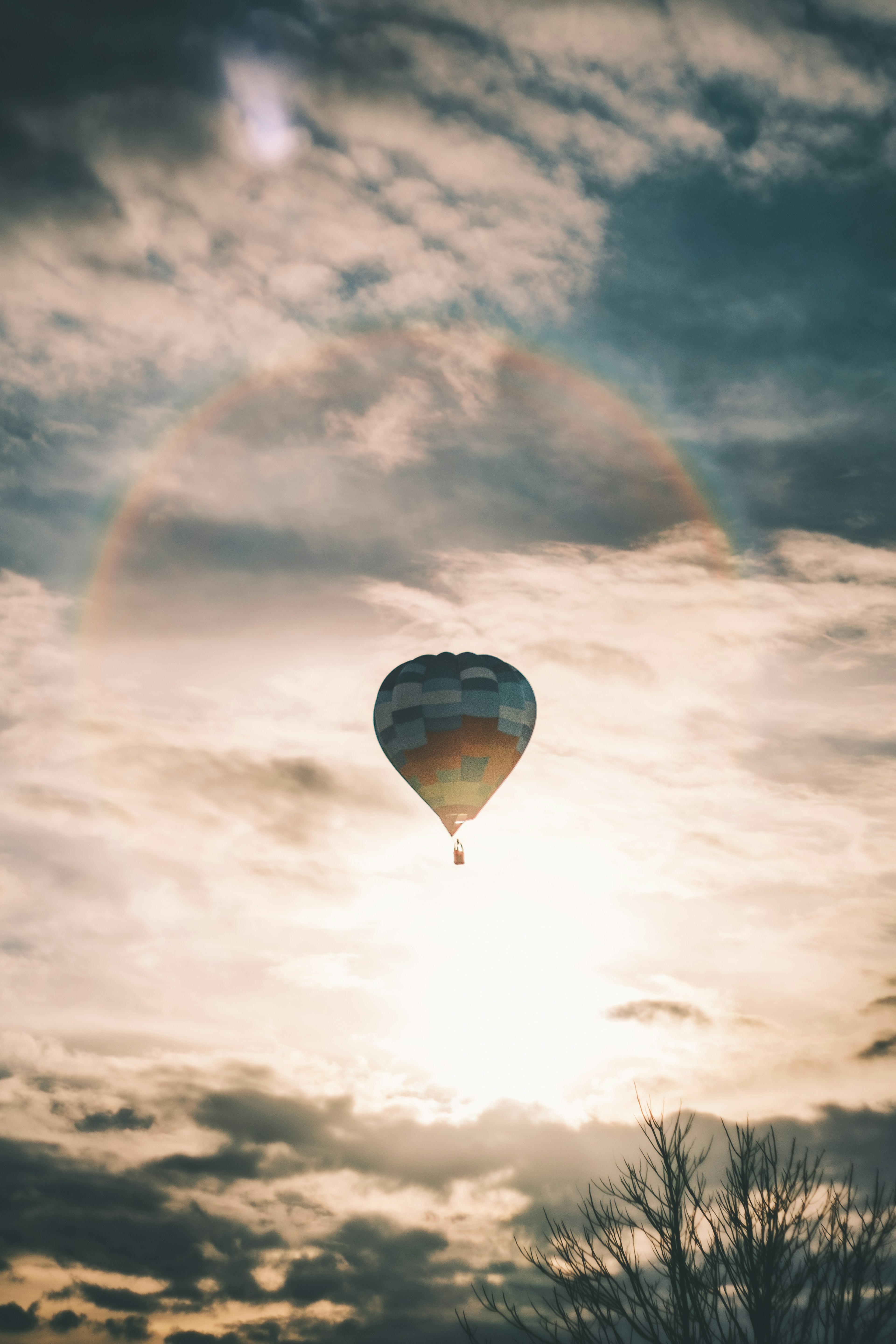 Un globo aerostático volando en el cielo con nubes