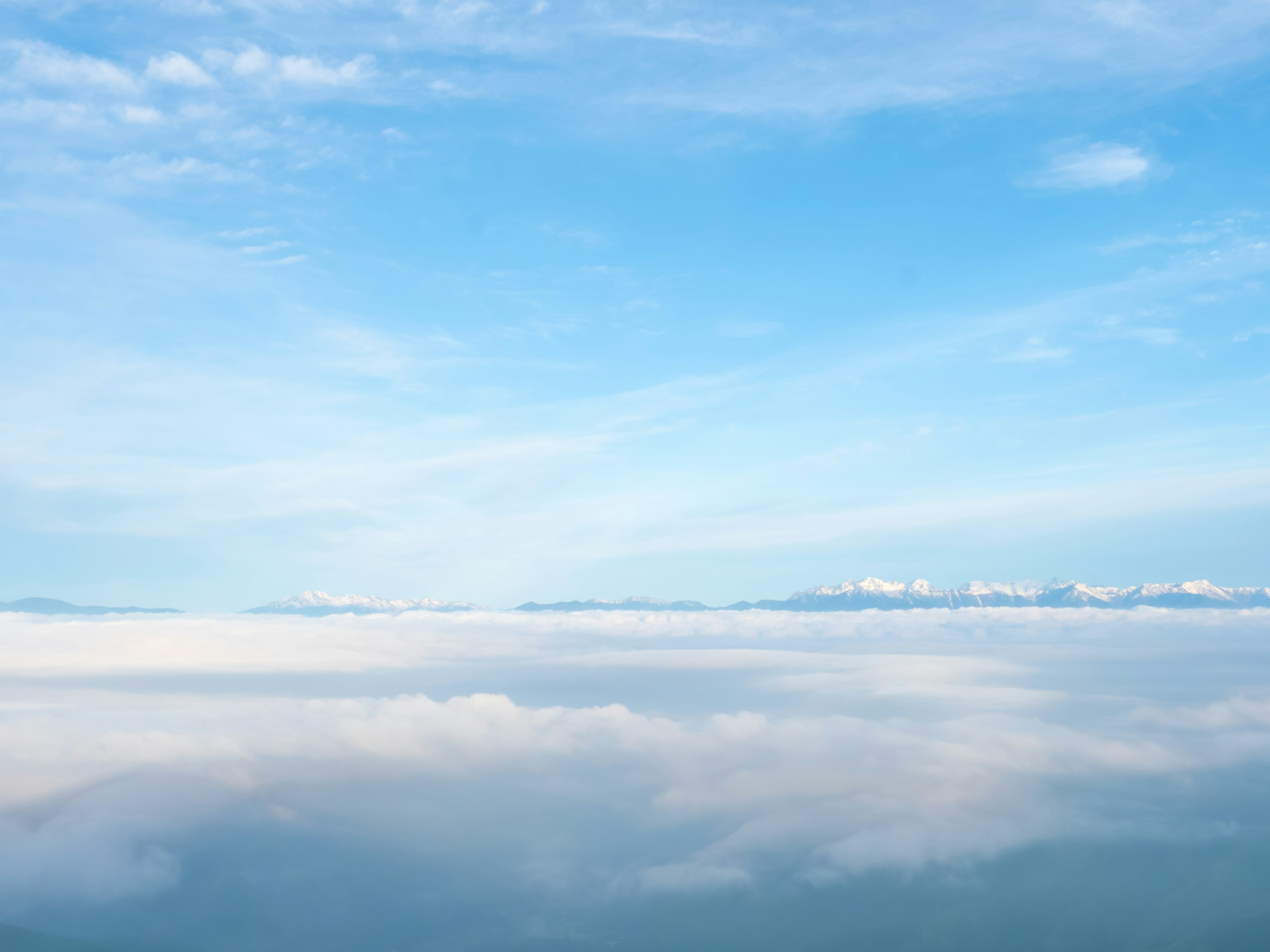 Ampio cielo blu con nuvole bianche e soffici