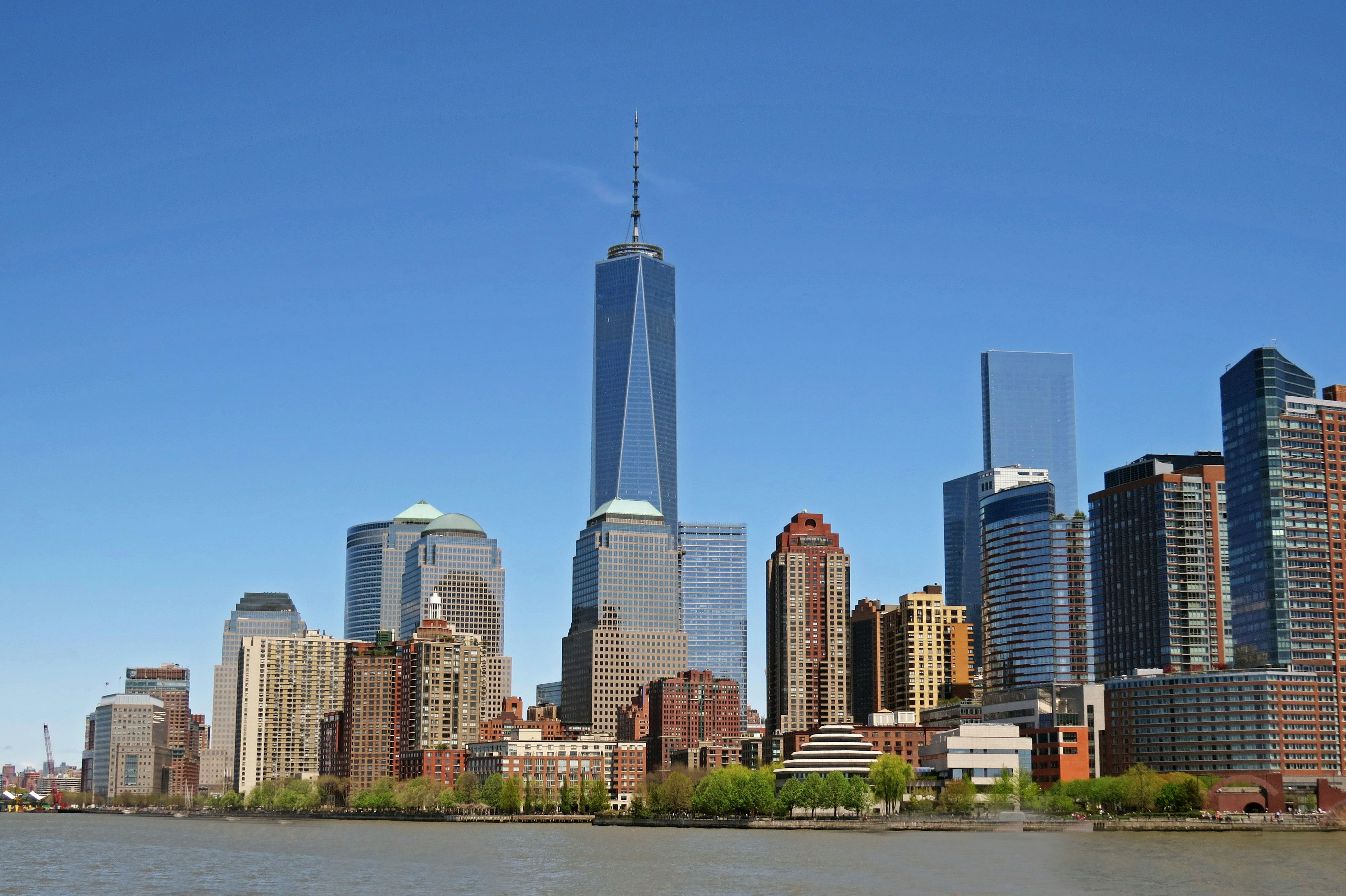 One World Trade Center menjulang di cakrawala Manhattan dengan gedung pencakar langit di sekitarnya