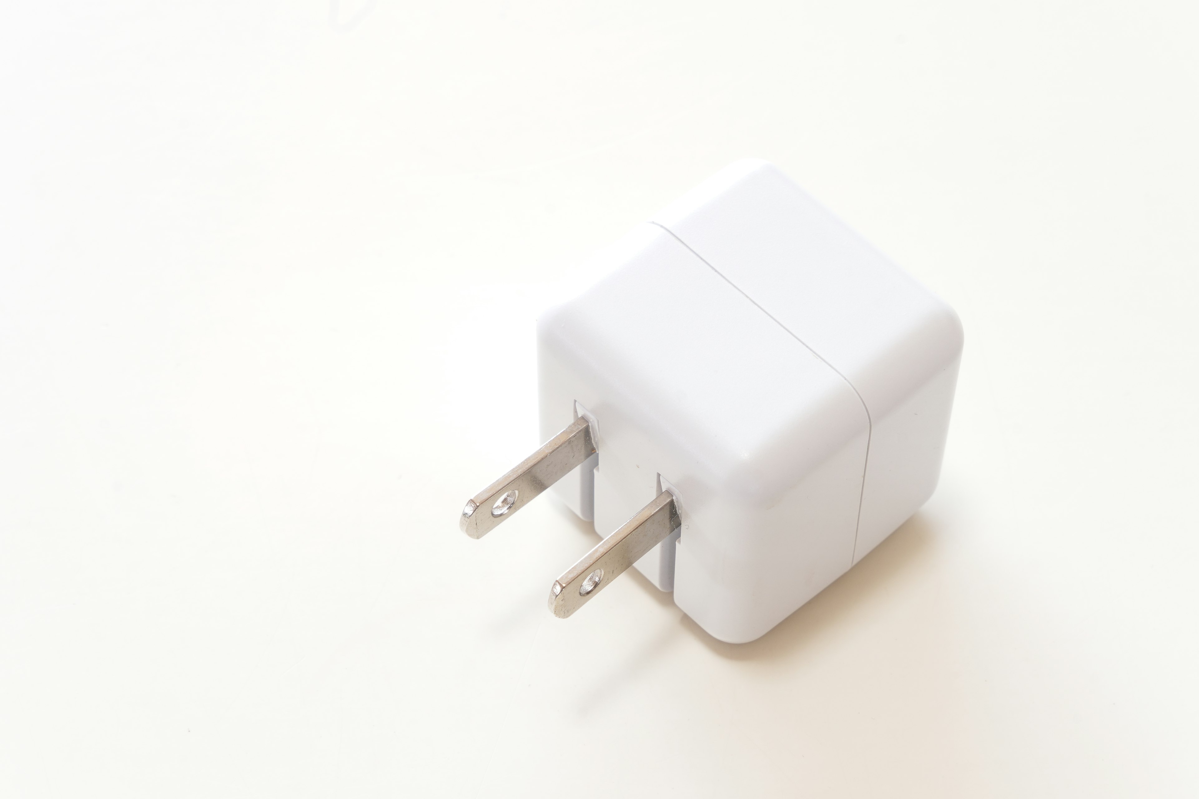 Adaptor putih di atas latar belakang putih