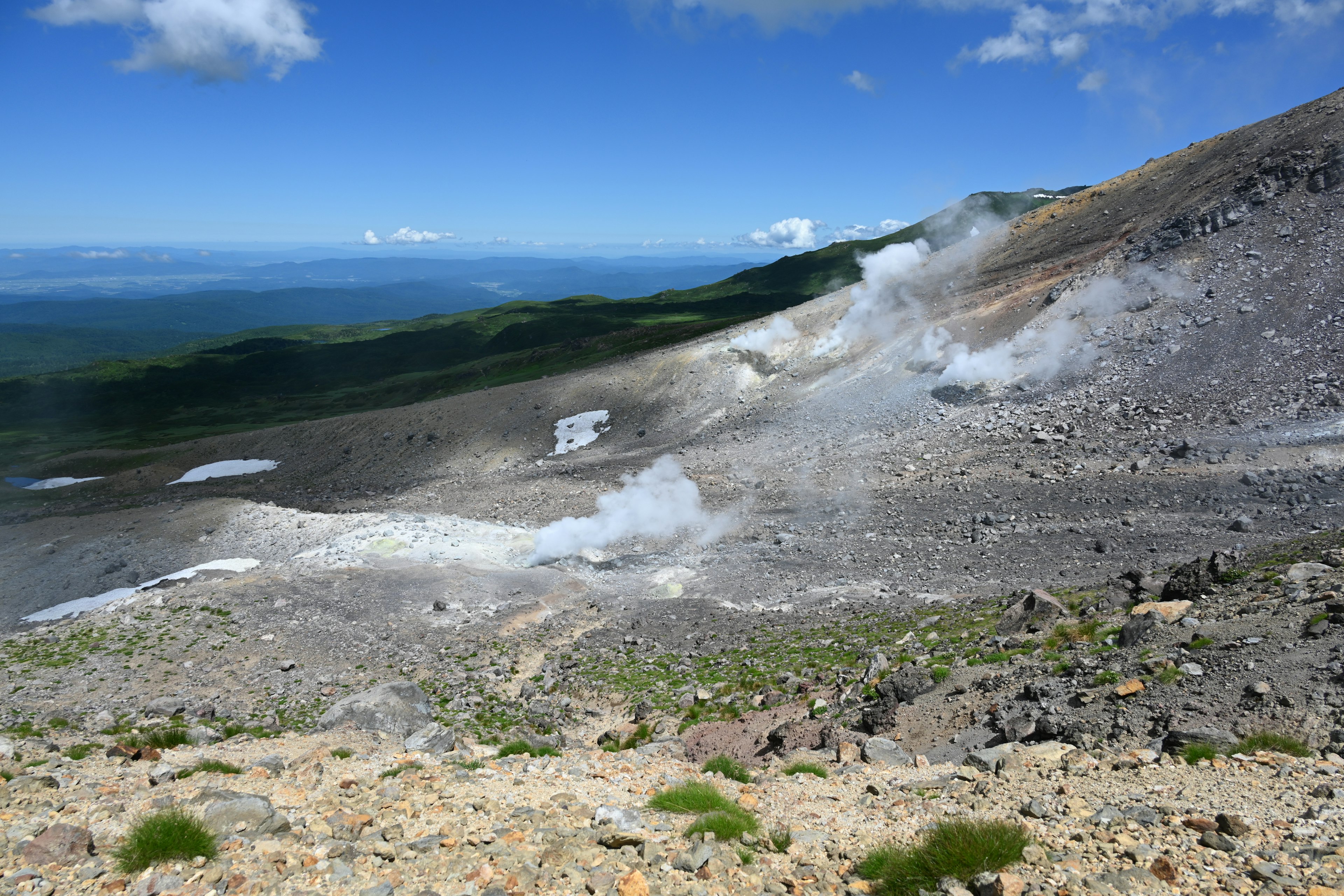 火山の斜面にある煙と岩の風景