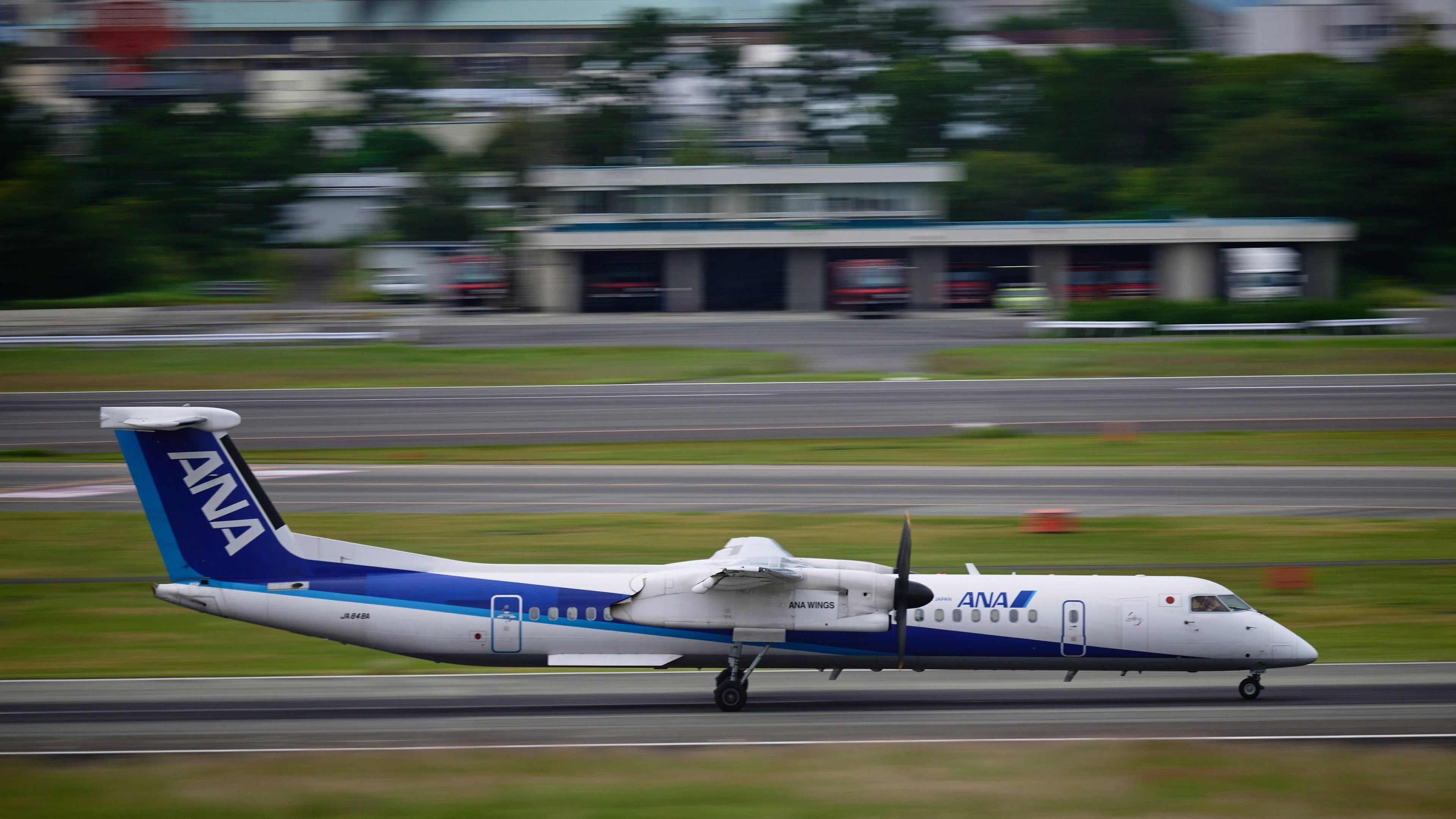 ANA Propellerflugzeug rollt über die Landebahn