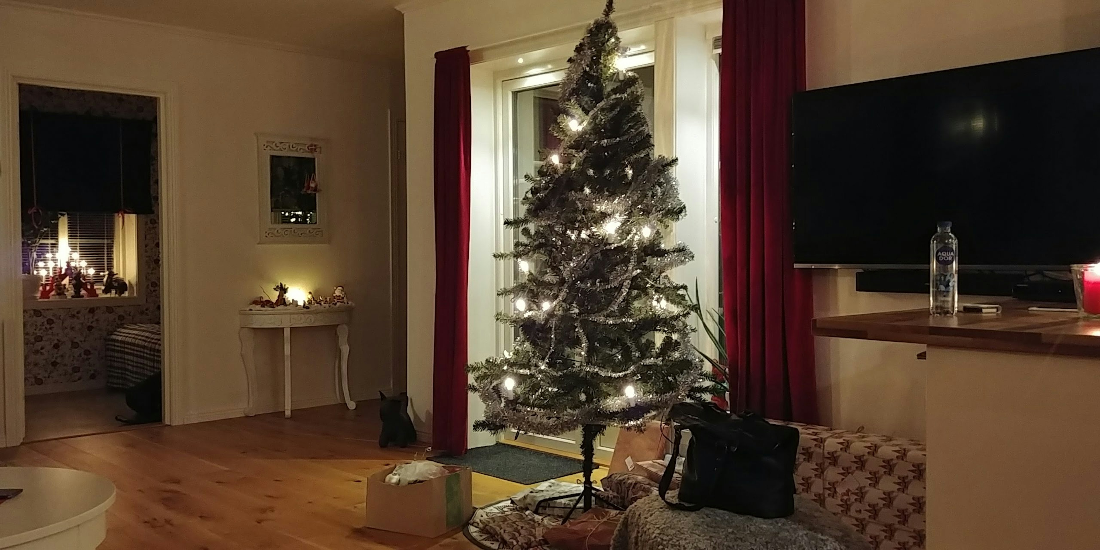 Gemütliches Wohnzimmer mit einem dekorierten Weihnachtsbaum