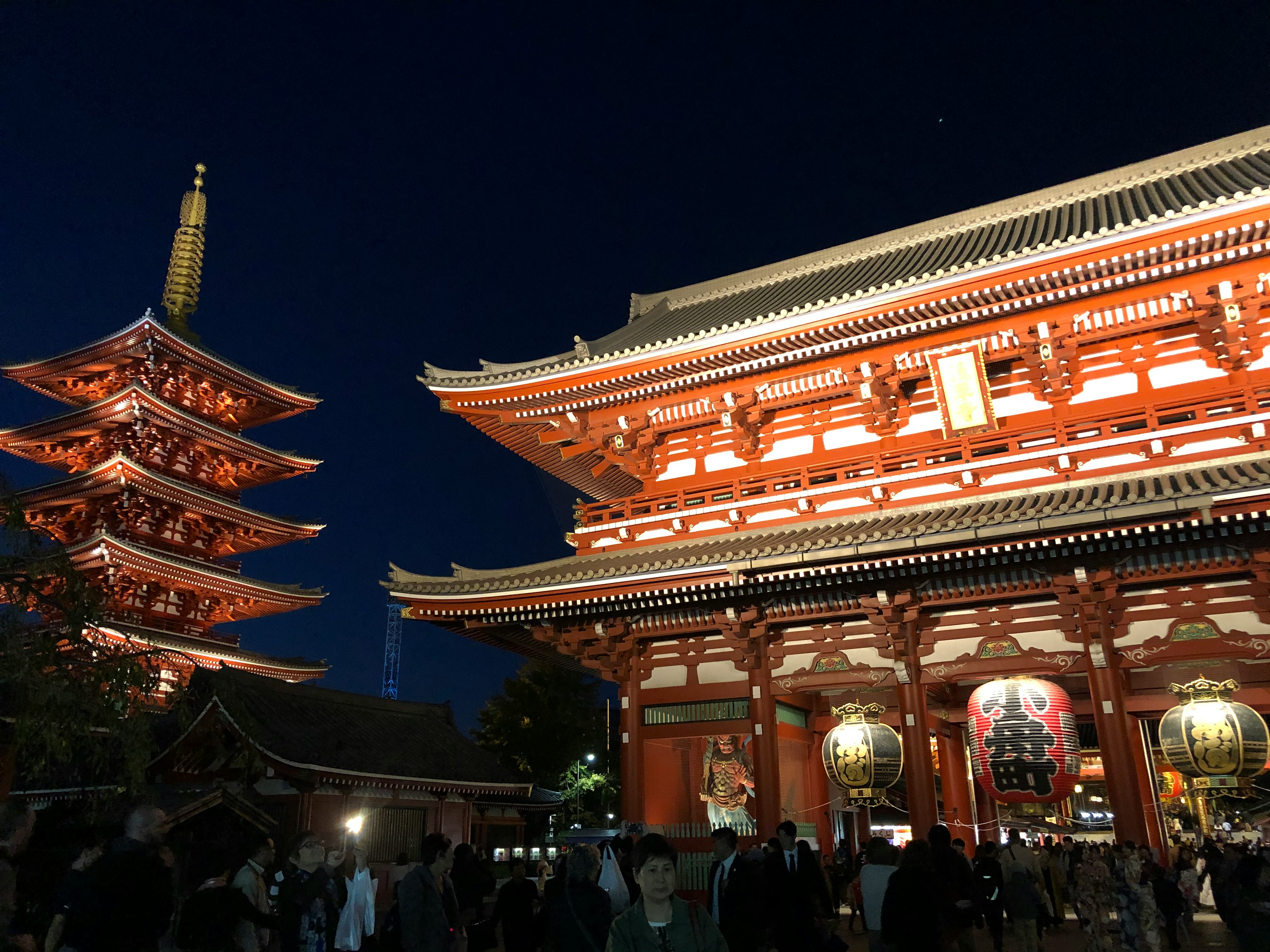 Schöner Blick auf den Senso-ji-Tempel und die Pagode bei Nacht mit vielen Besuchern