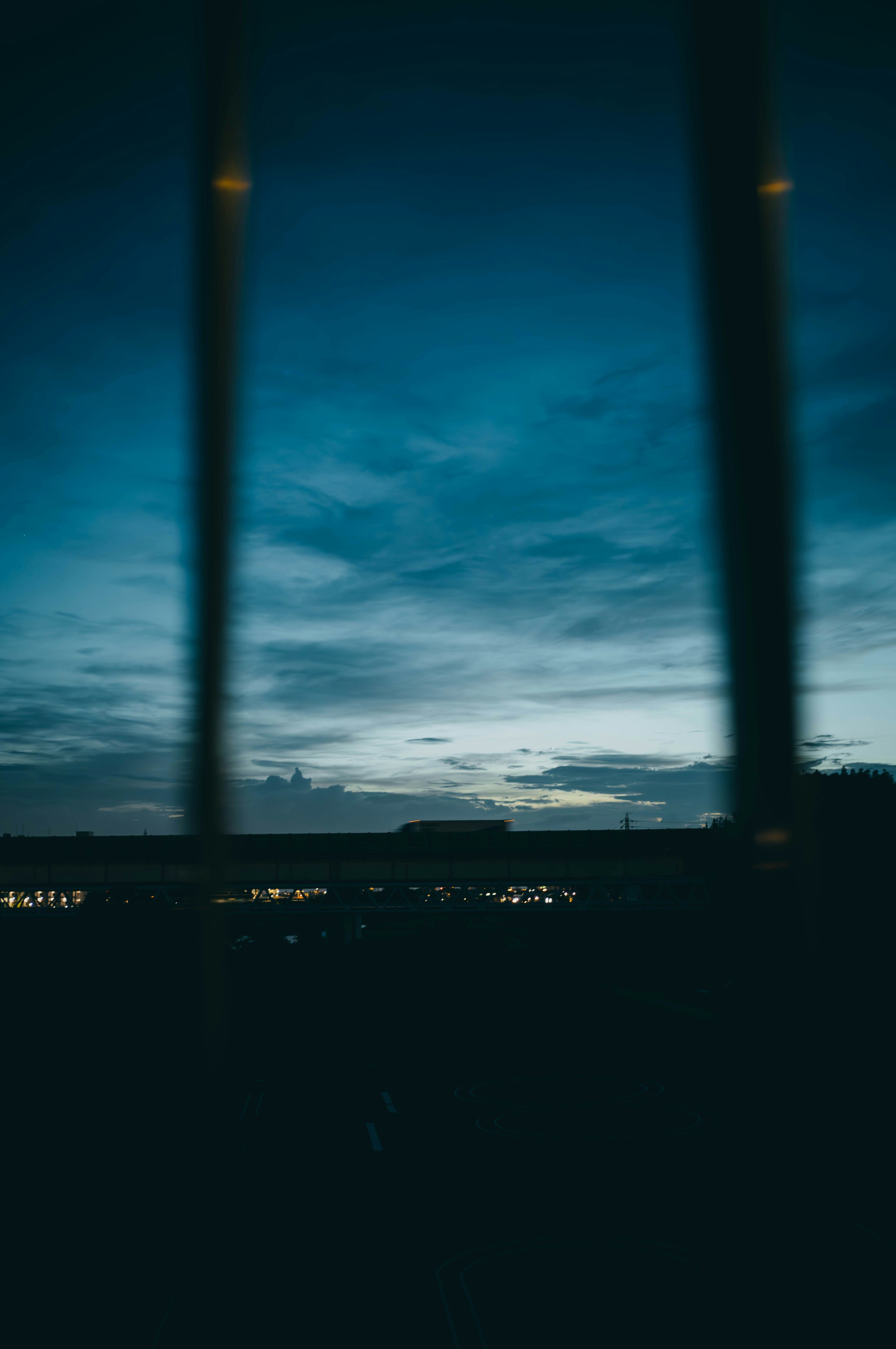 青い空と雲が見える風景の写真