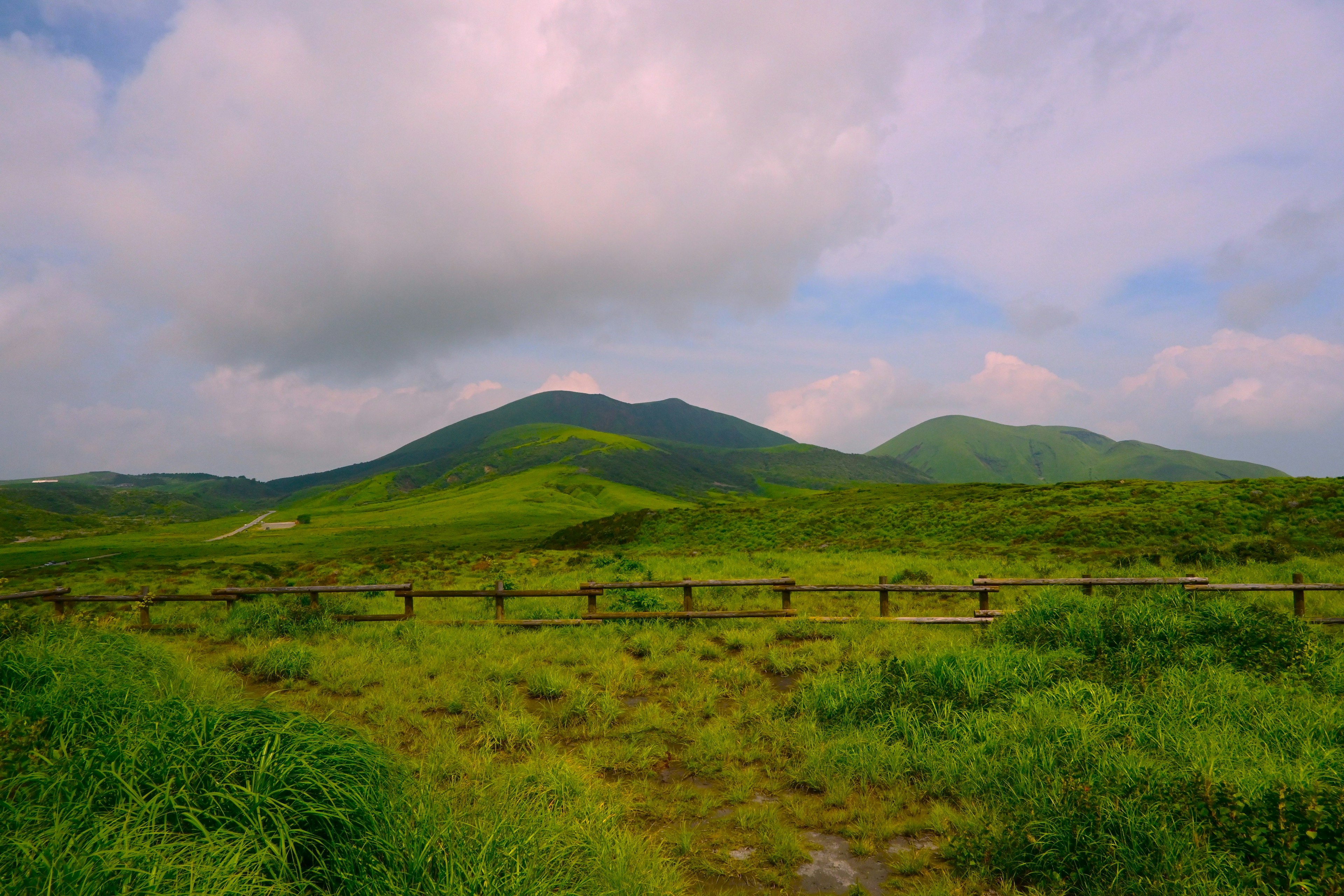 緑の丘と雲が広がる風景