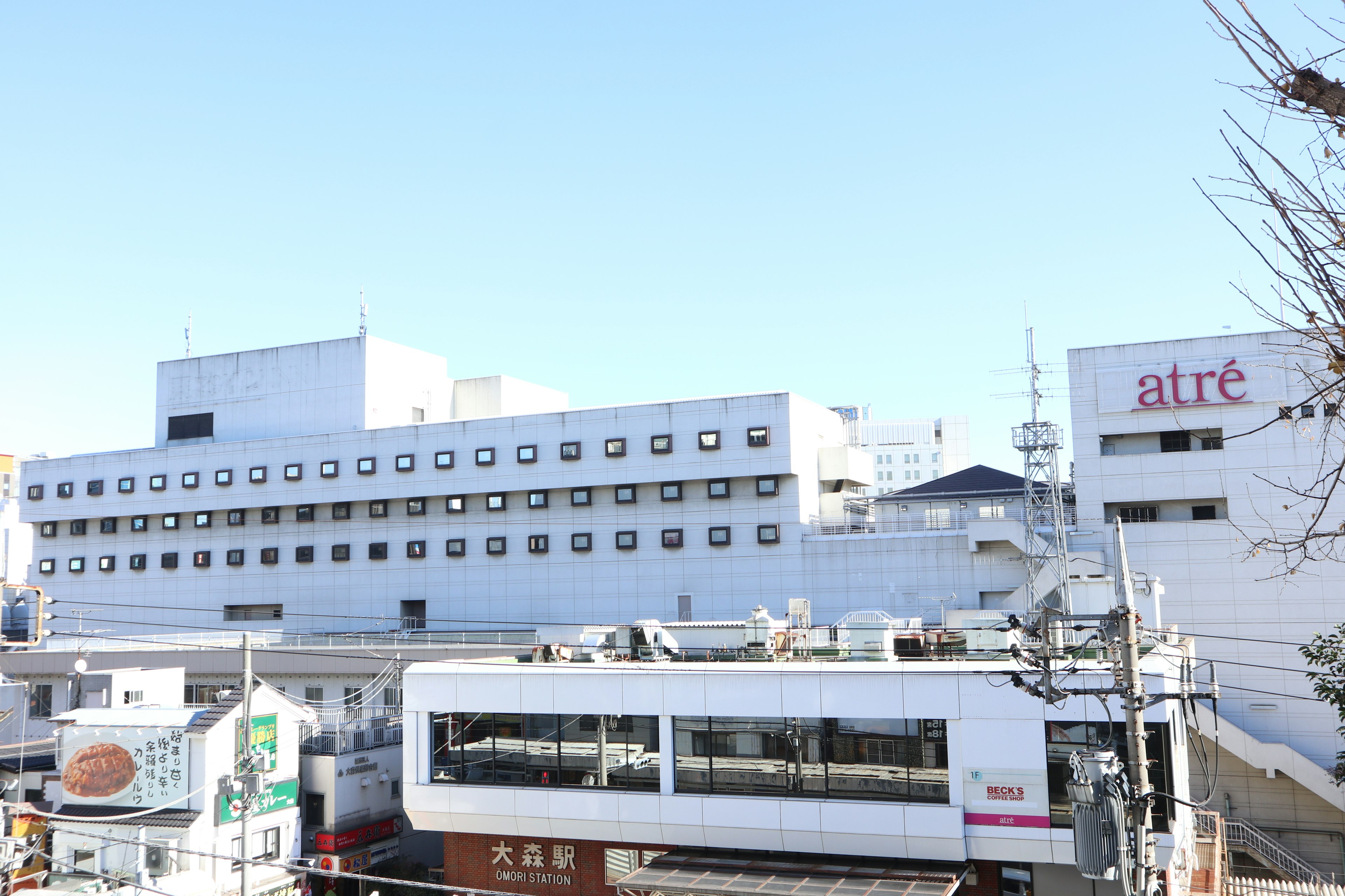 Un bâtiment nommé Atré sous un ciel bleu clair