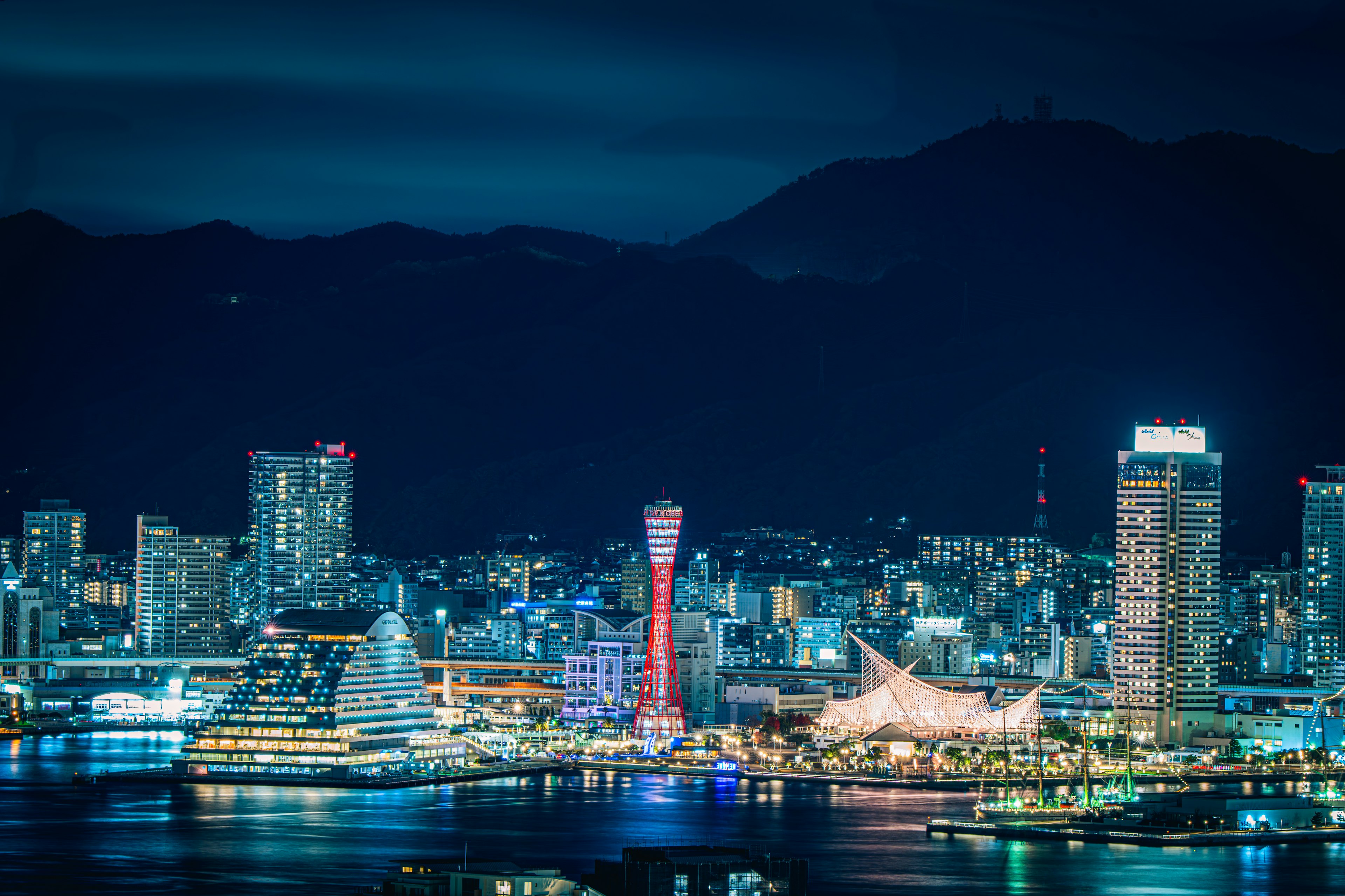 Hermosa vista nocturna del puerto de Kobe con el monte Maya al fondo