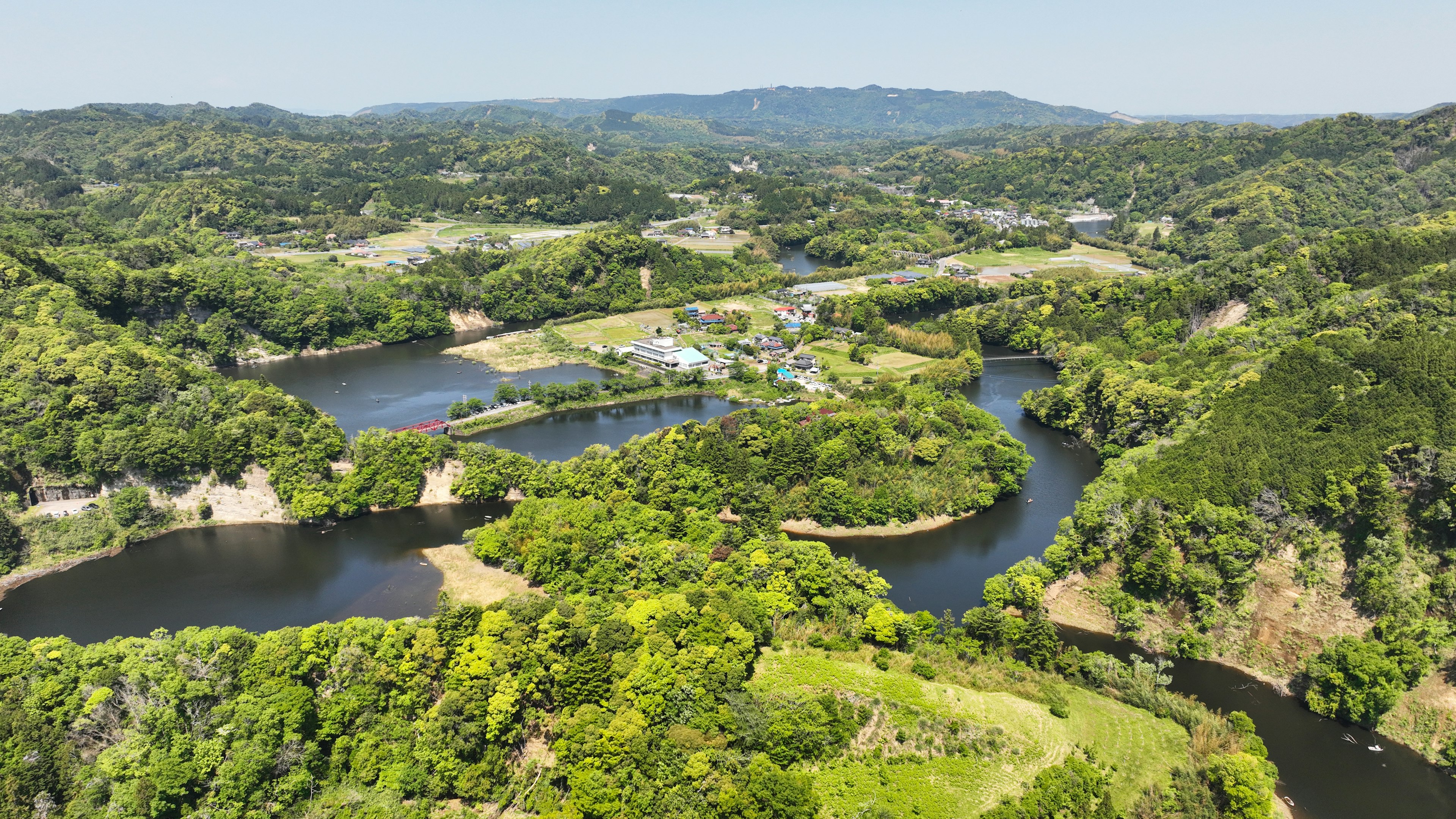 Vue aérienne d'un paysage luxuriant avec des rivières sinueuses et de la verdure