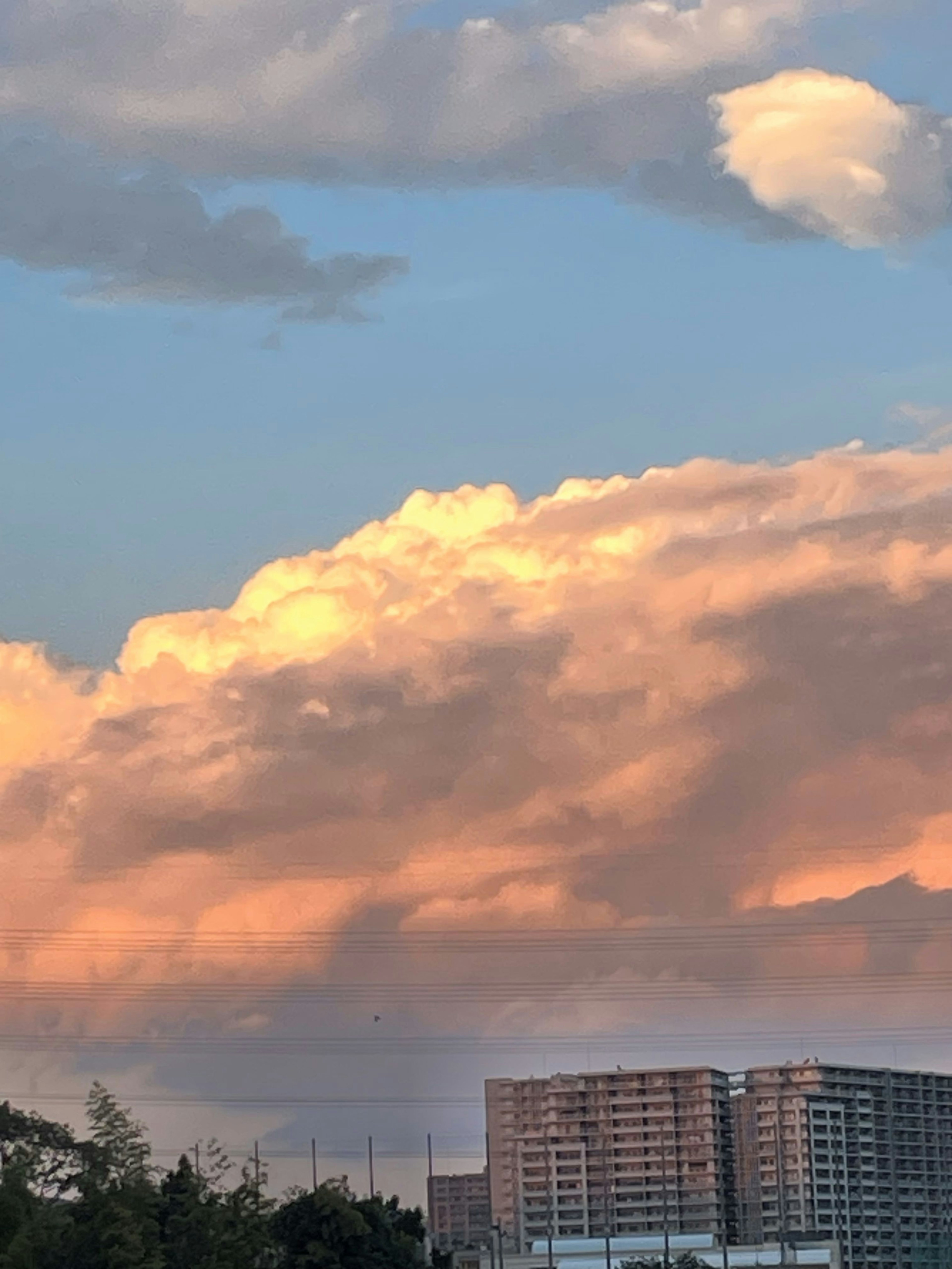 Nuvole al tramonto con skyline cittadino