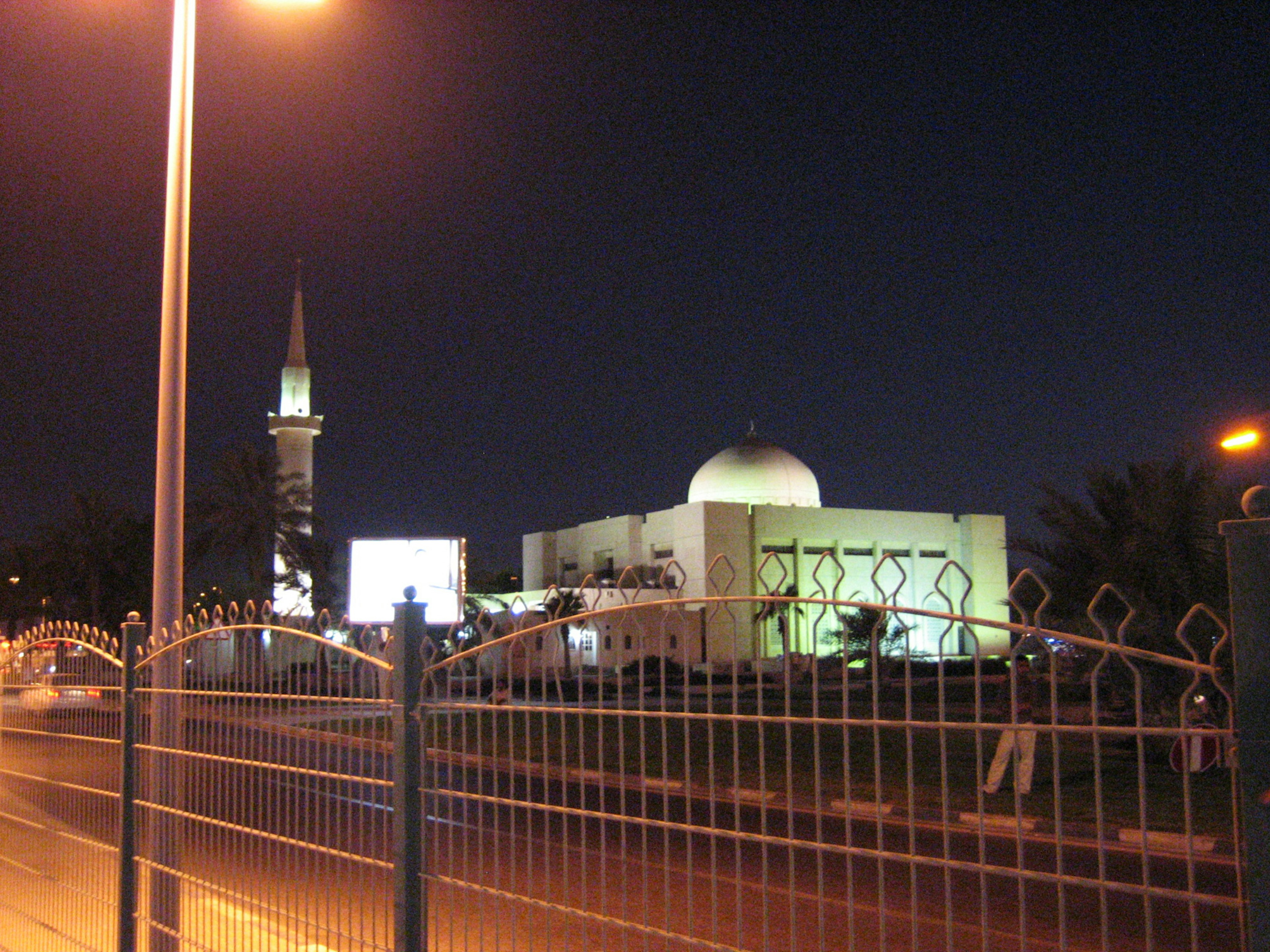 Vista exterior de una mezquita por la noche con un minarete