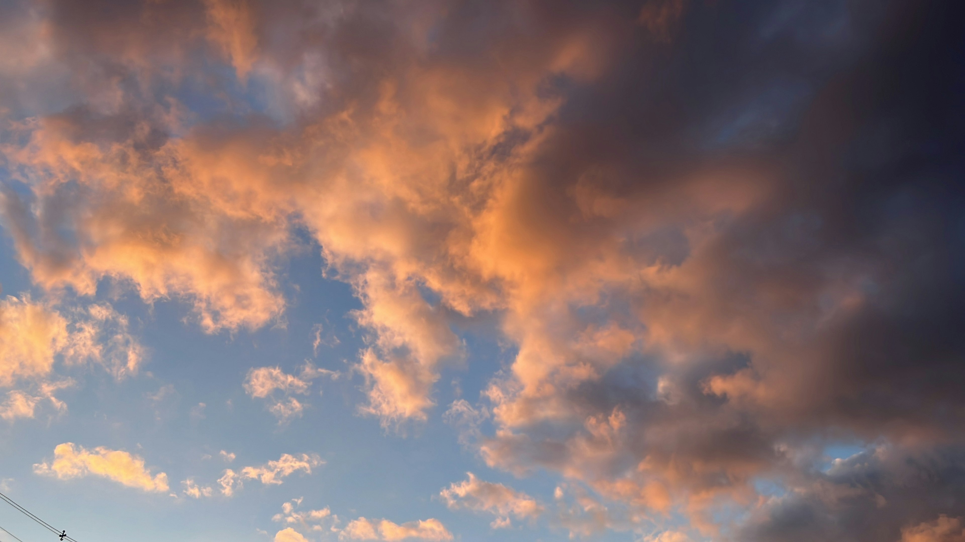 Nuvole arancioni che galleggiano in un cielo blu