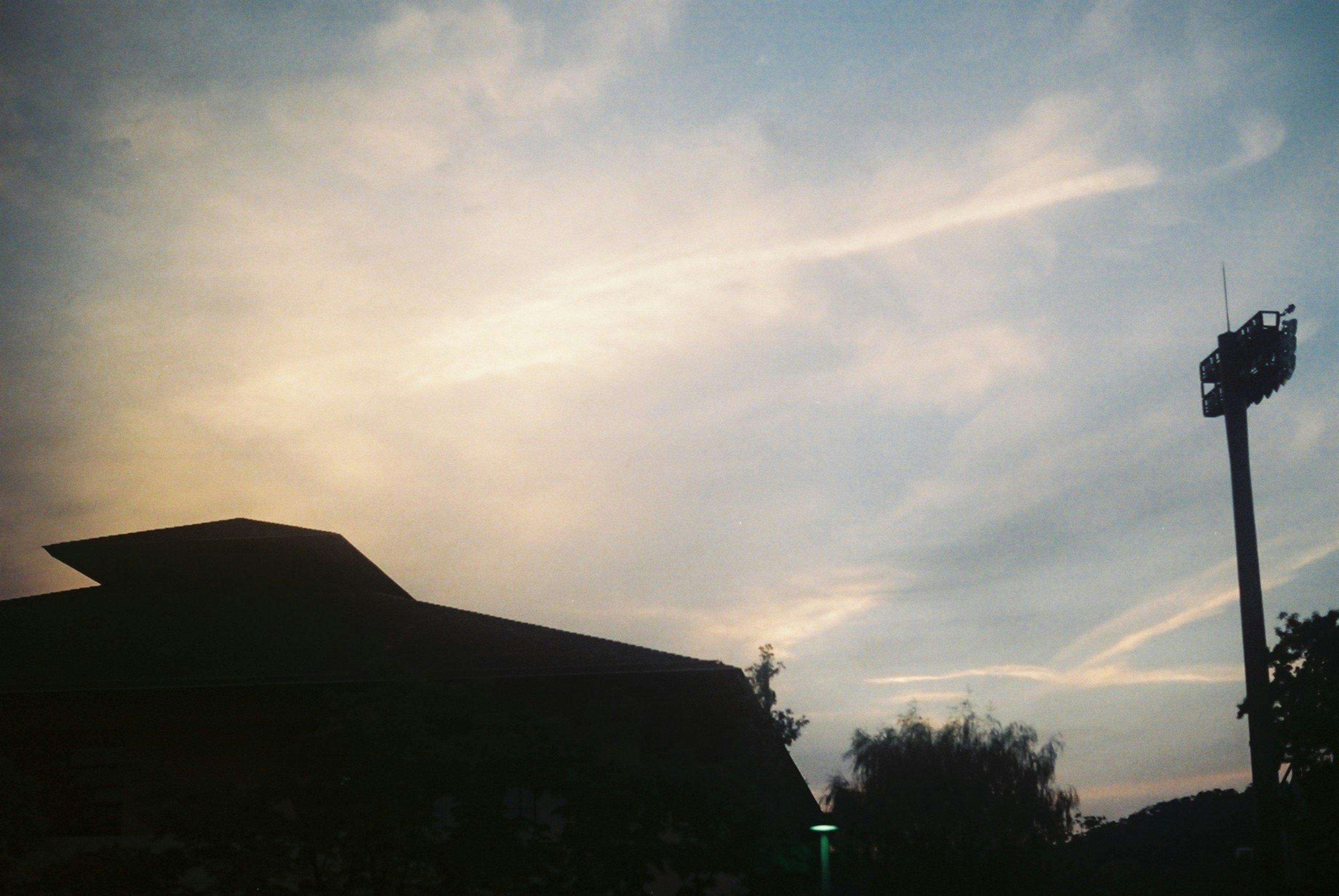 Langit senja dengan siluet bangunan