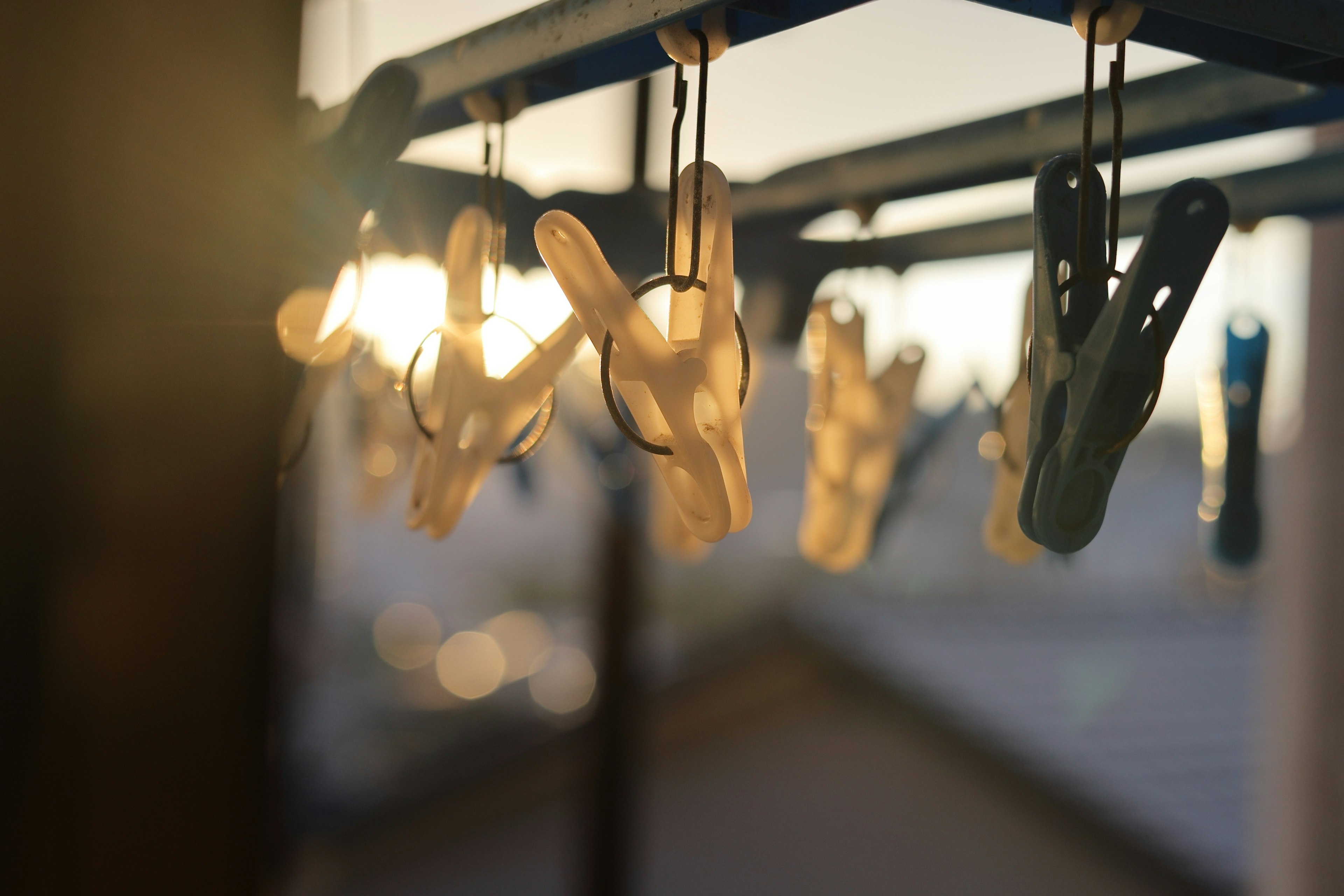 Acercamiento de pinzas para la ropa con el atardecer de fondo