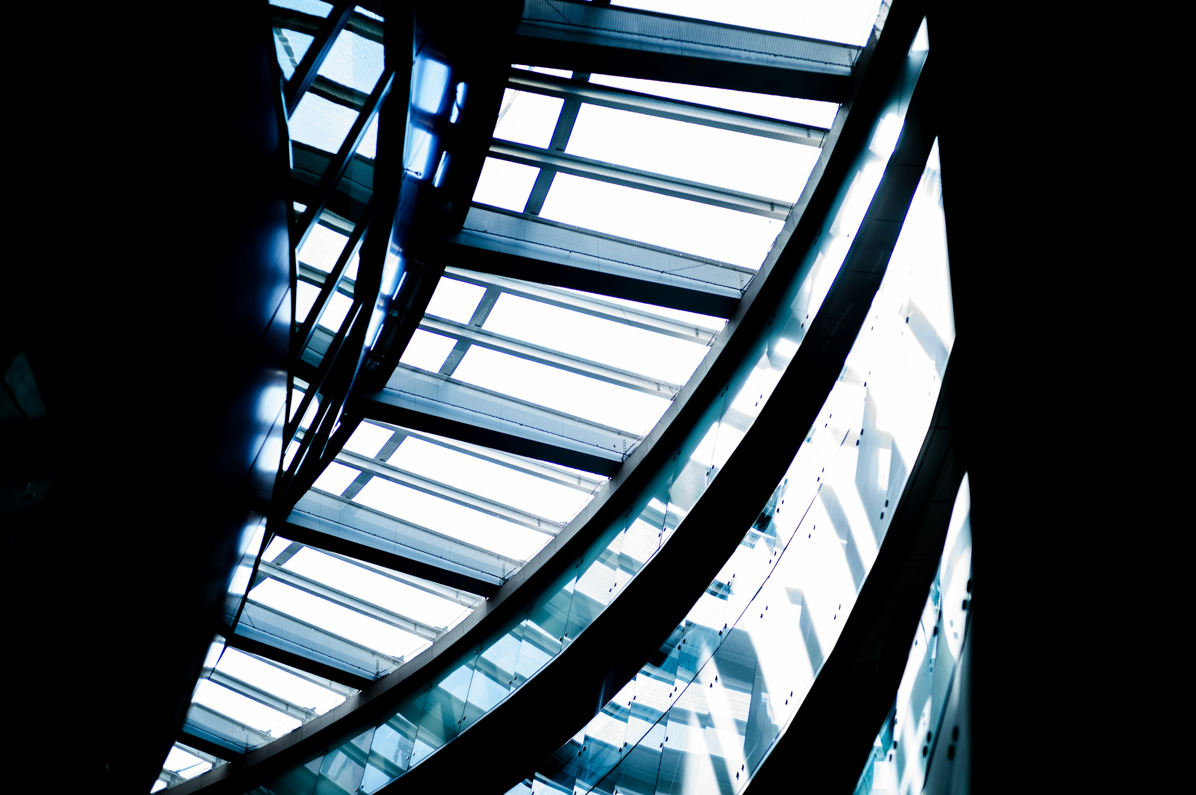 Intérieur d'un bâtiment moderne avec une arche en verre courbée