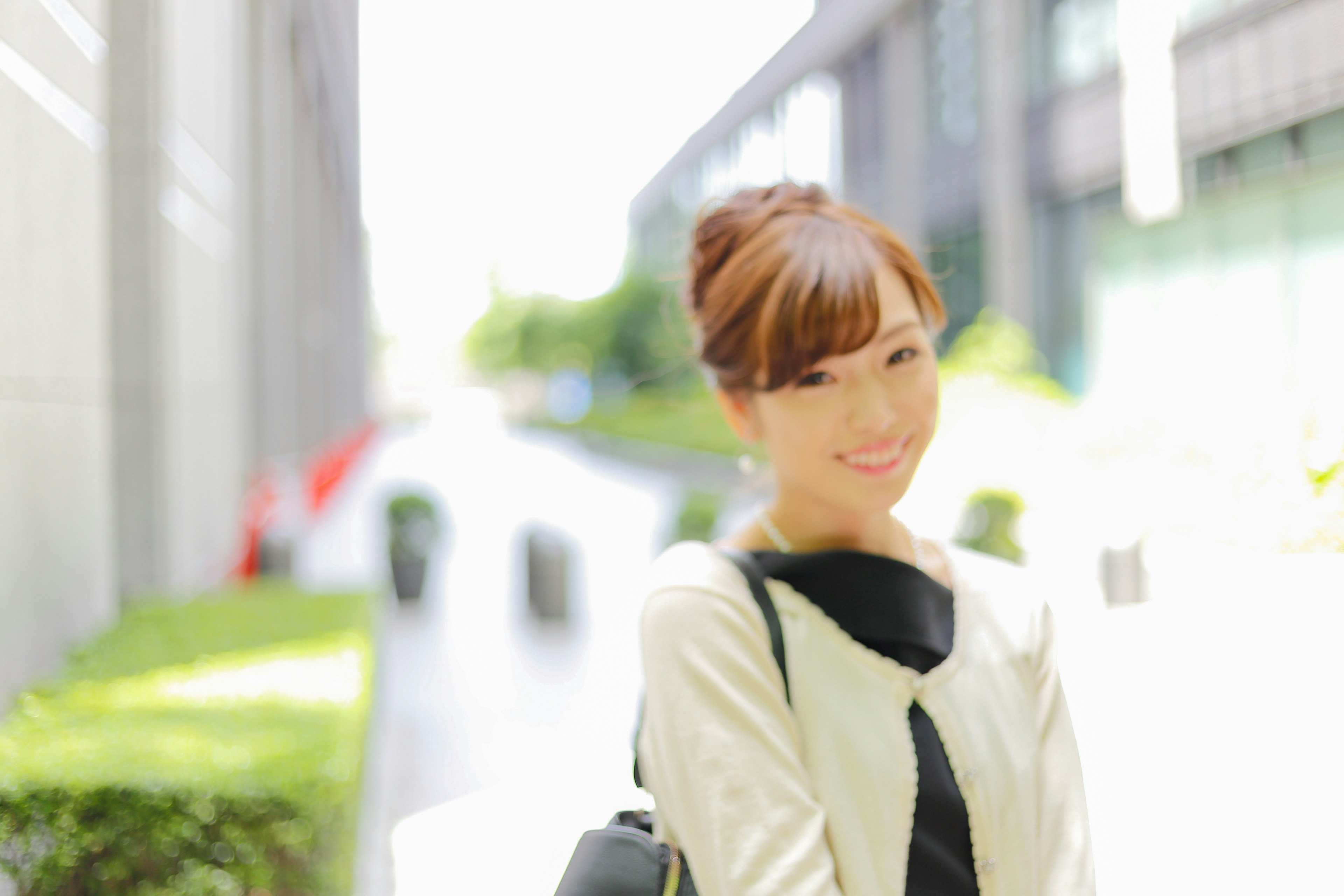 Mujer de negocios sonriente en un entorno exterior brillante