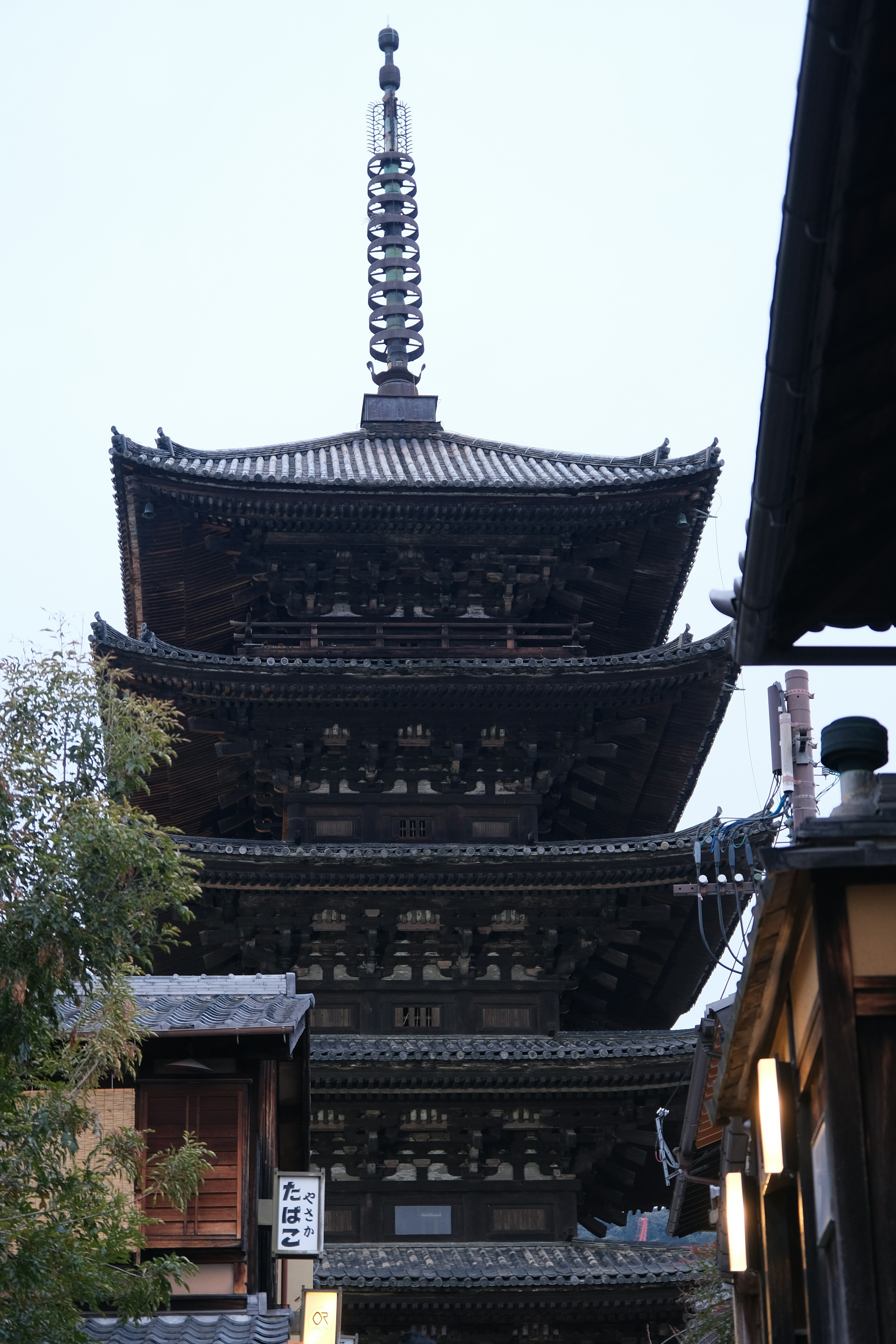 Pagoda Jepang kuno yang menjulang di lanskap senja