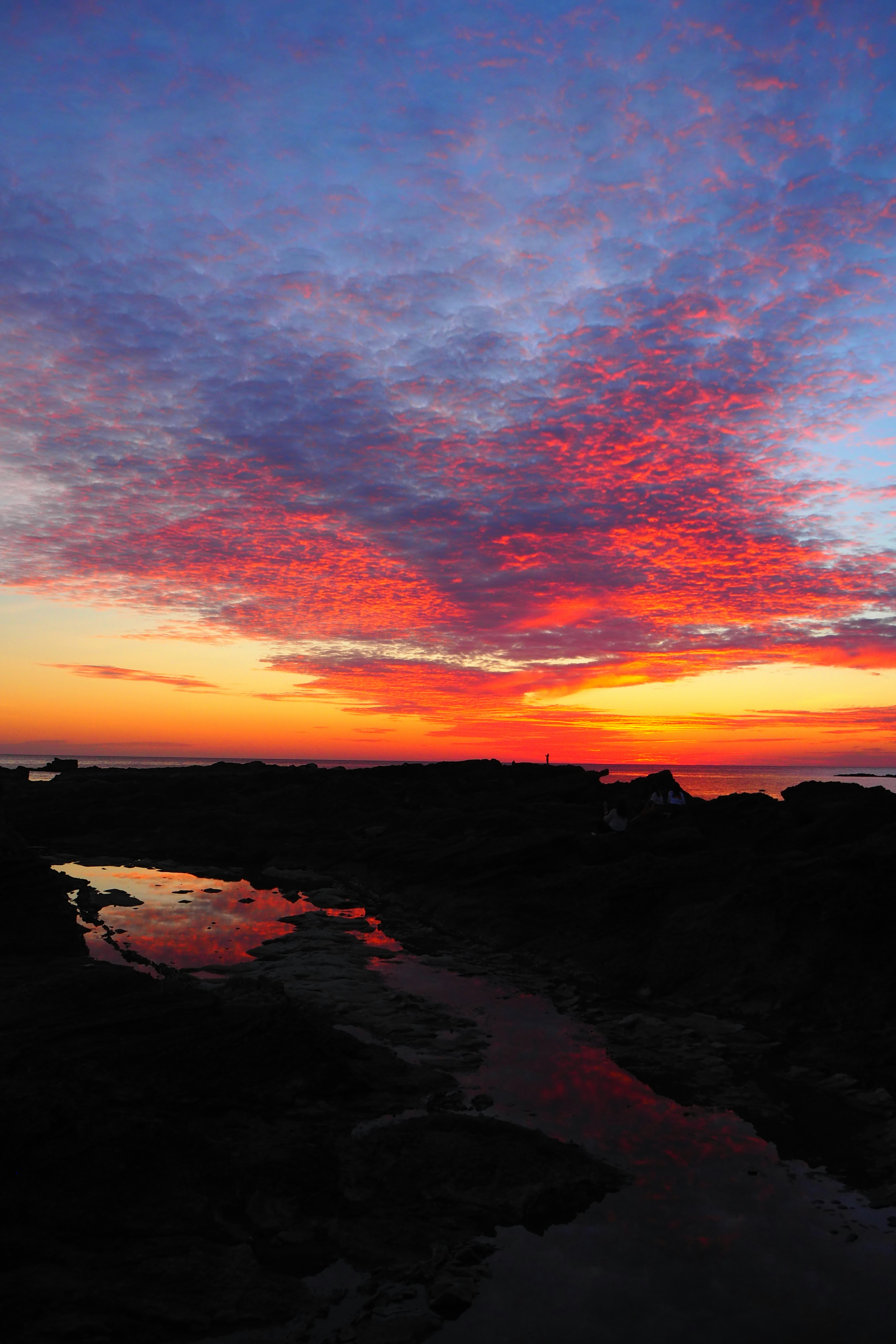 Cielo de atardecer vibrante lleno de tonos rojos y naranjas