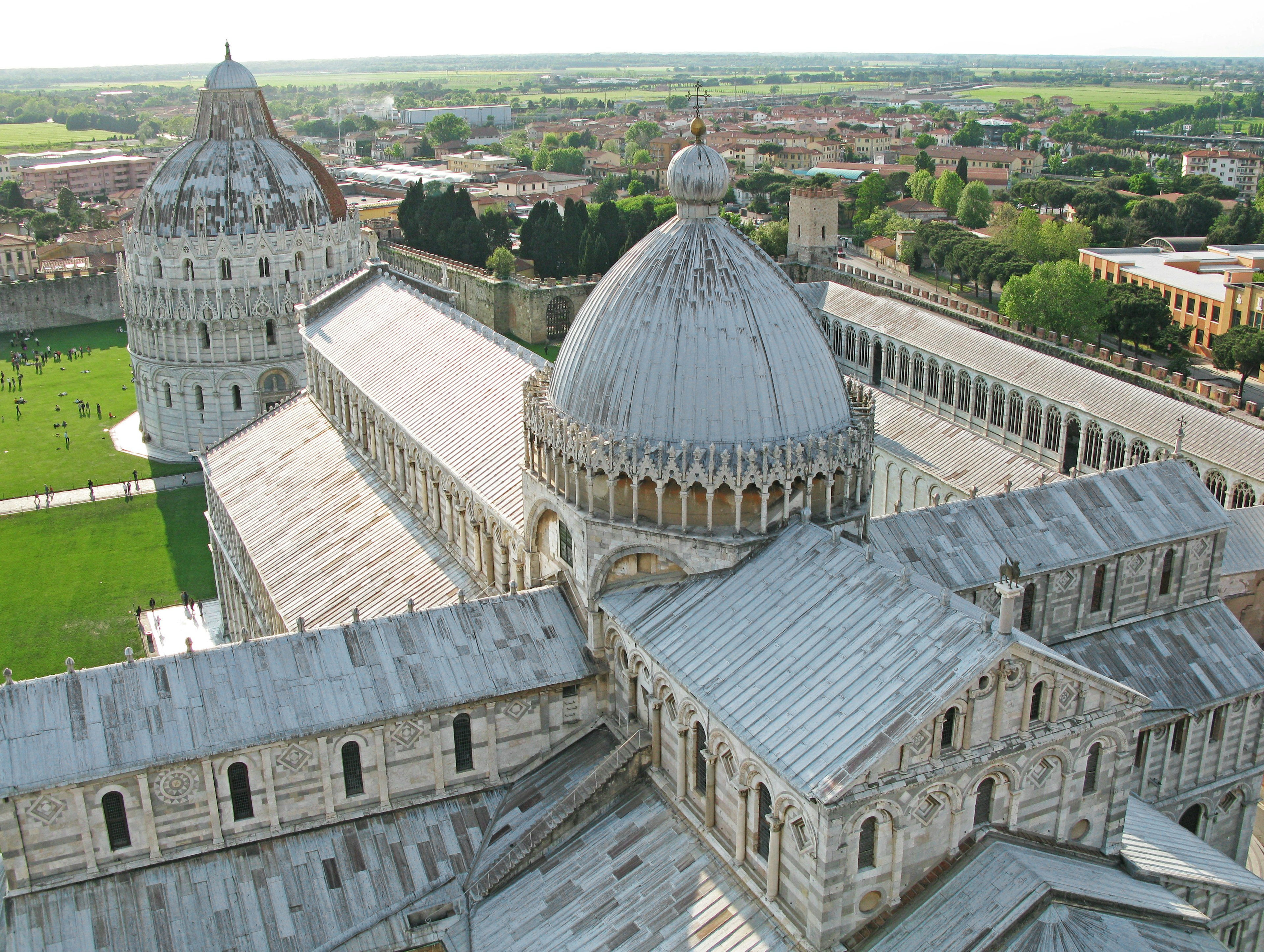 Vista aérea de la catedral de Pisa mostrando sus cúpulas distintivas y un paisaje verde